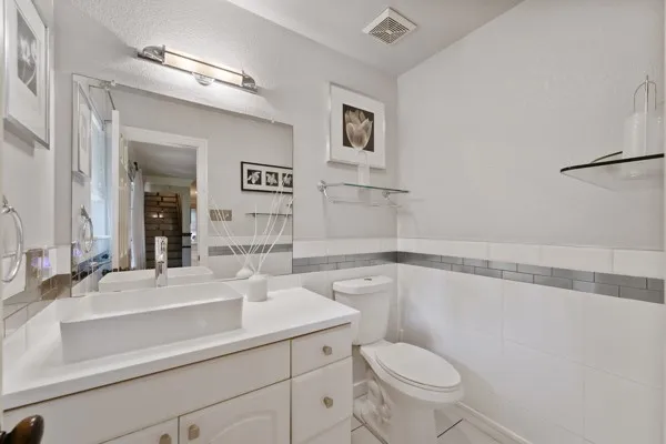 Single Family Residence For Sale in Tarrant County , 1806 Old Oak Drive, Arlington, Texas 76012, 6 Bedroom, 5 Bathroom, 2 Garage spaces, 4,658 Sqft, built in 1999, mls#21337754, Real Estate Agent in Arlington, Homes For Sale in Tarrant county, Homes For Sale in Arlington, Realtor in Arlington Texas, Real Estate Brokerage Independent Realty Texas, Luminita Cordes Realtor