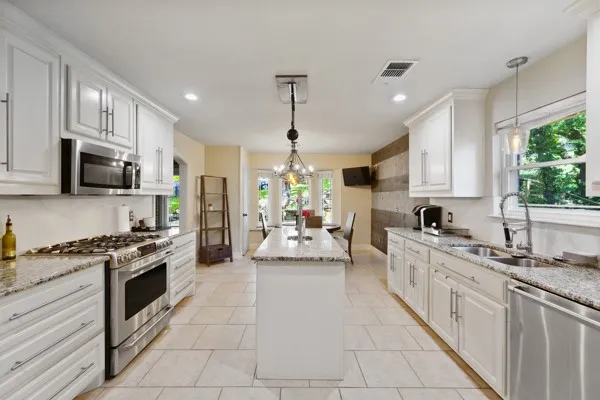 Single Family Residence For Sale in Tarrant County , 1806 Old Oak Drive, Arlington, Texas 76012, 6 Bedroom, 5 Bathroom, 2 Garage spaces, 4,658 Sqft, built in 1999, mls#21337754, Real Estate Agent in Arlington, Homes For Sale in Tarrant county, Homes For Sale in Arlington, Realtor in Arlington Texas, Real Estate Brokerage Independent Realty Texas, Luminita Cordes Realtor