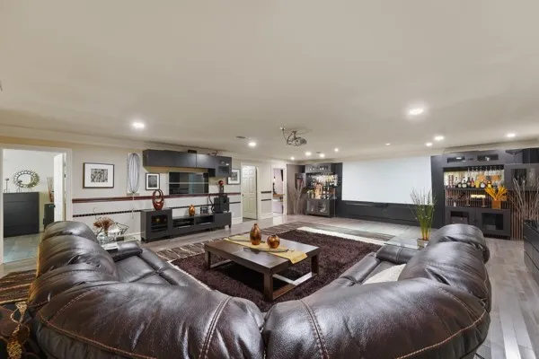 Single Family Residence For Sale in Tarrant County , 1806 Old Oak Drive, Arlington, Texas 76012, 6 Bedroom, 5 Bathroom, 2 Garage spaces, 4,658 Sqft, built in 1999, mls#21337754, Real Estate Agent in Arlington, Homes For Sale in Tarrant county, Homes For Sale in Arlington, Realtor in Arlington Texas, Real Estate Brokerage Independent Realty Texas, Luminita Cordes Realtor