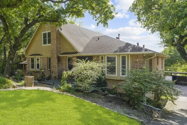 Single Family Residence For Sale in Tarrant County , 1806 Old Oak Drive, Arlington, Texas 76012, 6 Bedroom, 5 Bathroom, 2 Garage spaces, 4,658 Sqft, built in 1999, mls#21337754, Real Estate Agent in Arlington, Homes For Sale in Tarrant county, Homes For Sale in Arlington, Realtor in Arlington Texas, Real Estate Brokerage Independent Realty Texas, Luminita Cordes Realtor