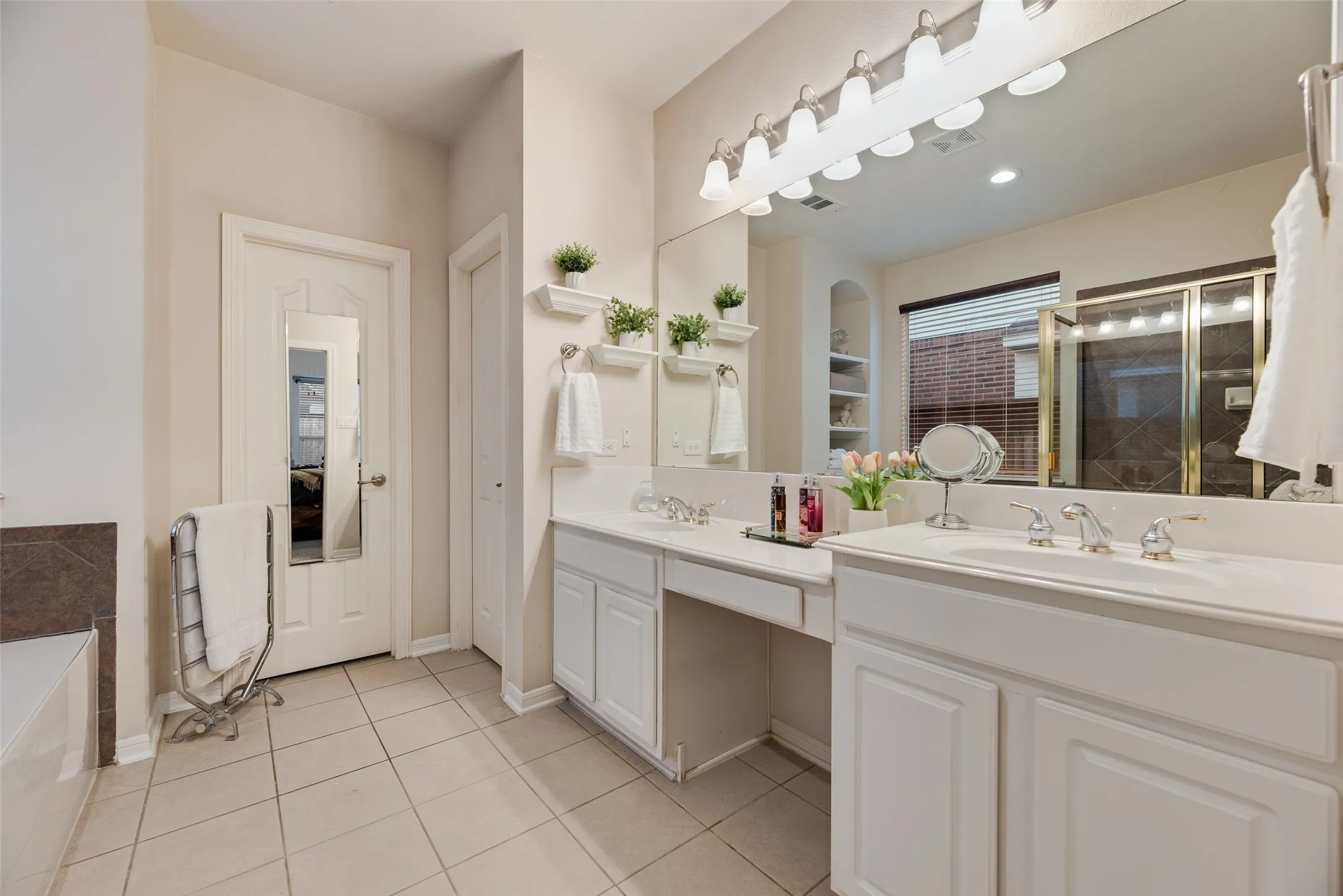 Single Family Residence For Sale in Denton County , 1660 Meadows Avenue, Lantana, Texas 76226, 5 Bedroom, 4 Bathroom, 2 Garage spaces, 2,959 Sqft, built in 2003, mls#21339922, Real Estate Agent in Lantana, Homes For Sale in Denton county, Homes For Sale in Lantana, Realtor in Lantana Texas, Real Estate Brokerage Independent Realty Texas, Luminita Cordes Realtor