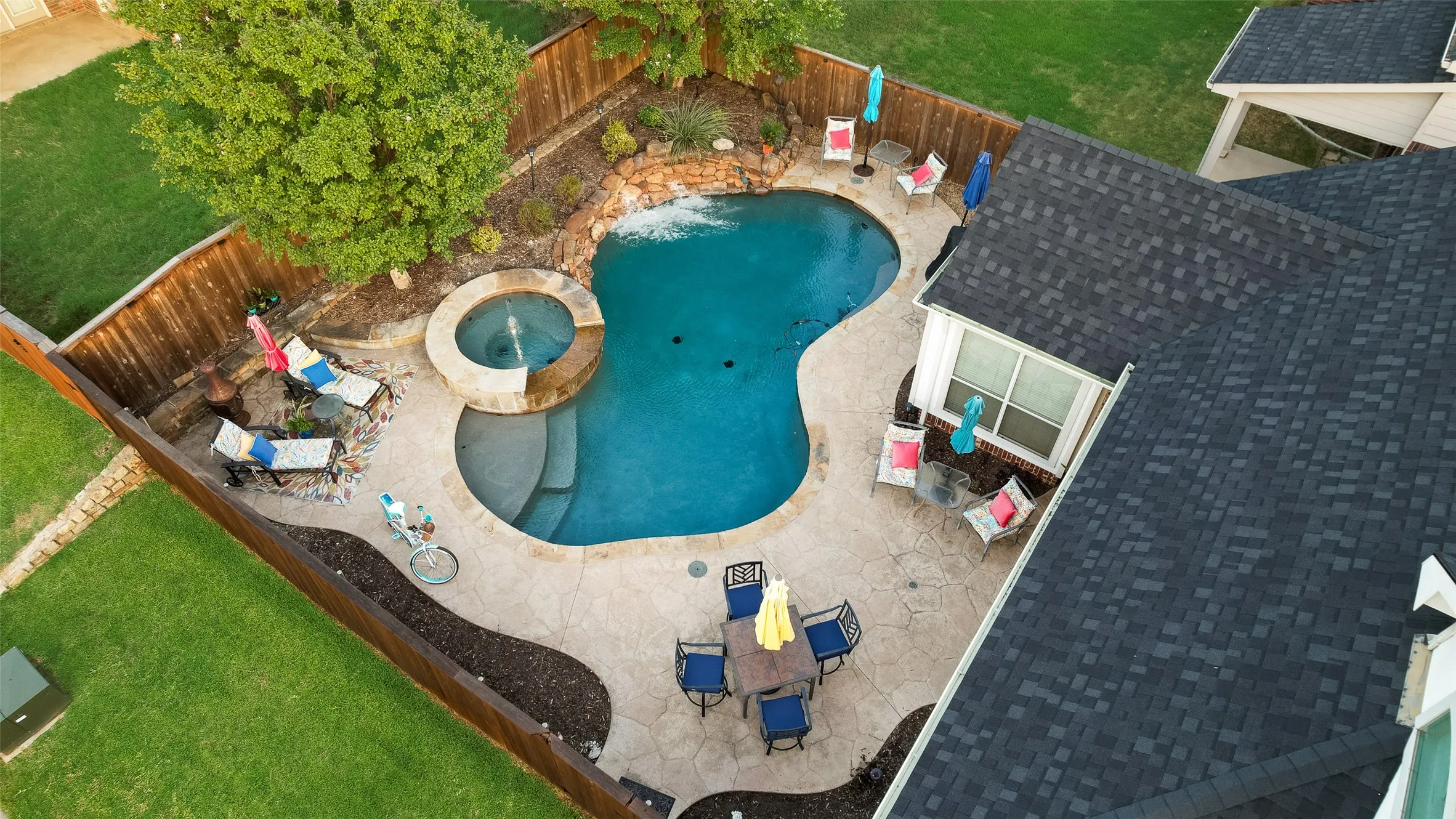 Beautiful Gohlke Pool and Spa. This home is built to entertain. And the corner lot offers a bit of space for your friends to park when they come over for your pool party.