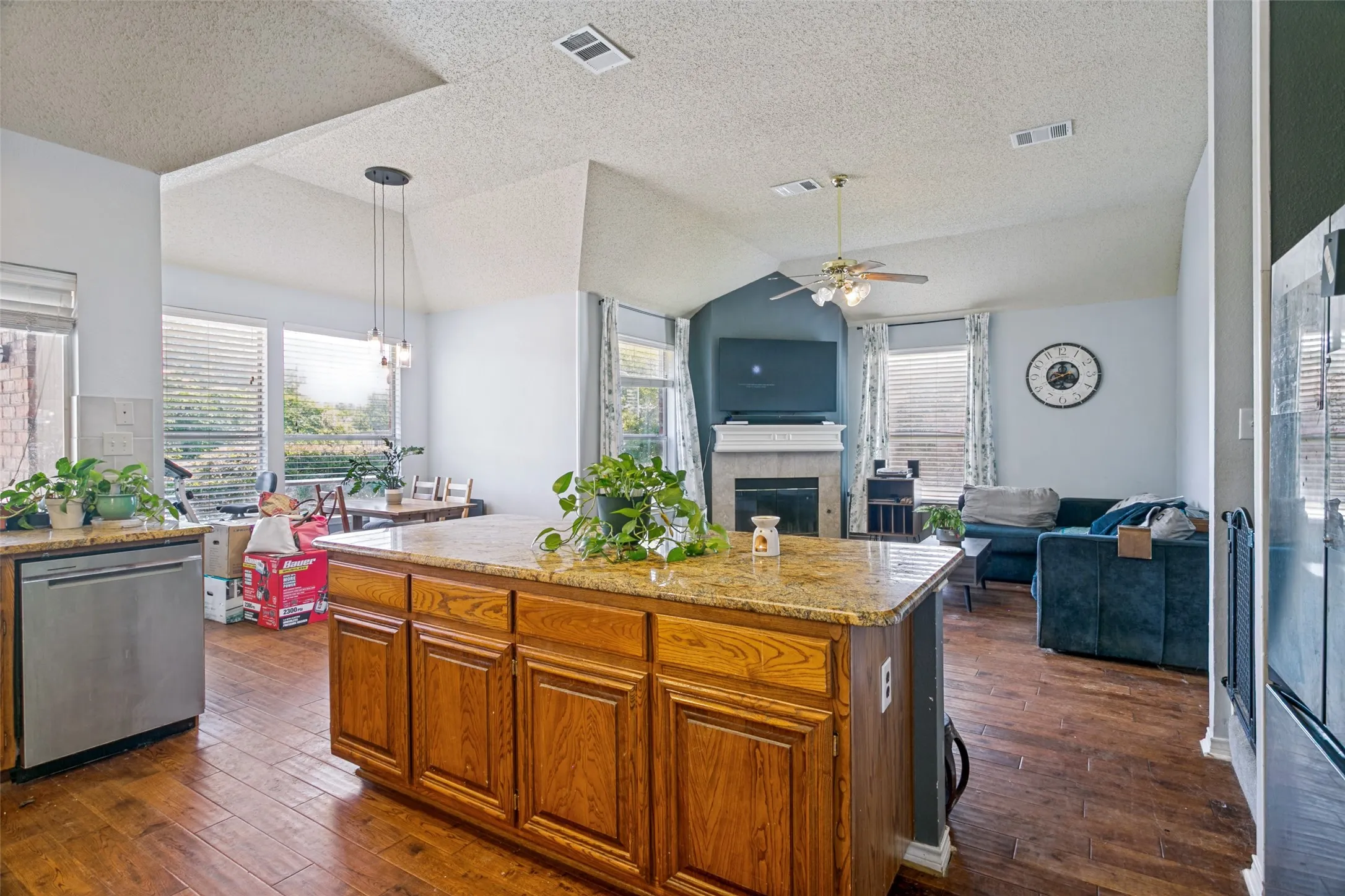 Single Family Residence For Sale in Tarrant County , 2616 Wickersham Court, Grapevine, Texas 76051, 5 Bedroom, 3 Bathroom, 2 Garage spaces, 2,791 Sqft, built in 1992, mls#21337641, Real Estate Agent in Grapevine, Homes For Sale in Tarrant county, Homes For Sale in Grapevine, Realtor in Grapevine Texas, Real Estate Brokerage Independent Realty Texas, Luminita Cordes Realtor