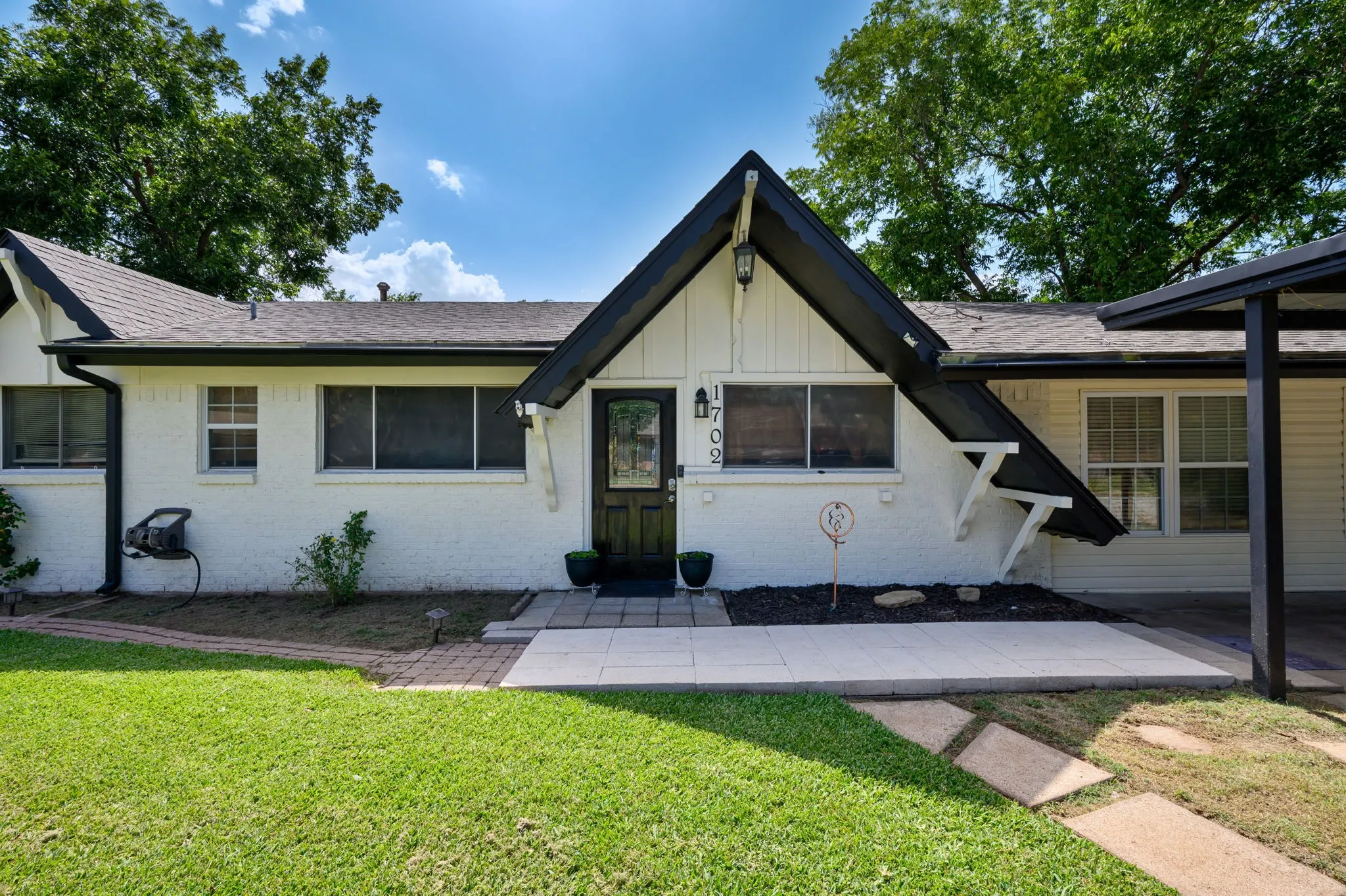 Single Family Residence For Sale in Palo Pinto County , 1702 SE 22nd Avenue, Mineral Wells, Texas 76067, 4 Bedroom, 2 Bathroom, Garage spaces, 2,498 Sqft, built in 1962, mls#21336683, Real Estate Agent in Mineral Wells, Homes For Sale in Palo Pinto county, Homes For Sale in Mineral Wells, Realtor in Mineral Wells Texas, Real Estate Brokerage Independent Realty Texas, Luminita Cordes Realtor