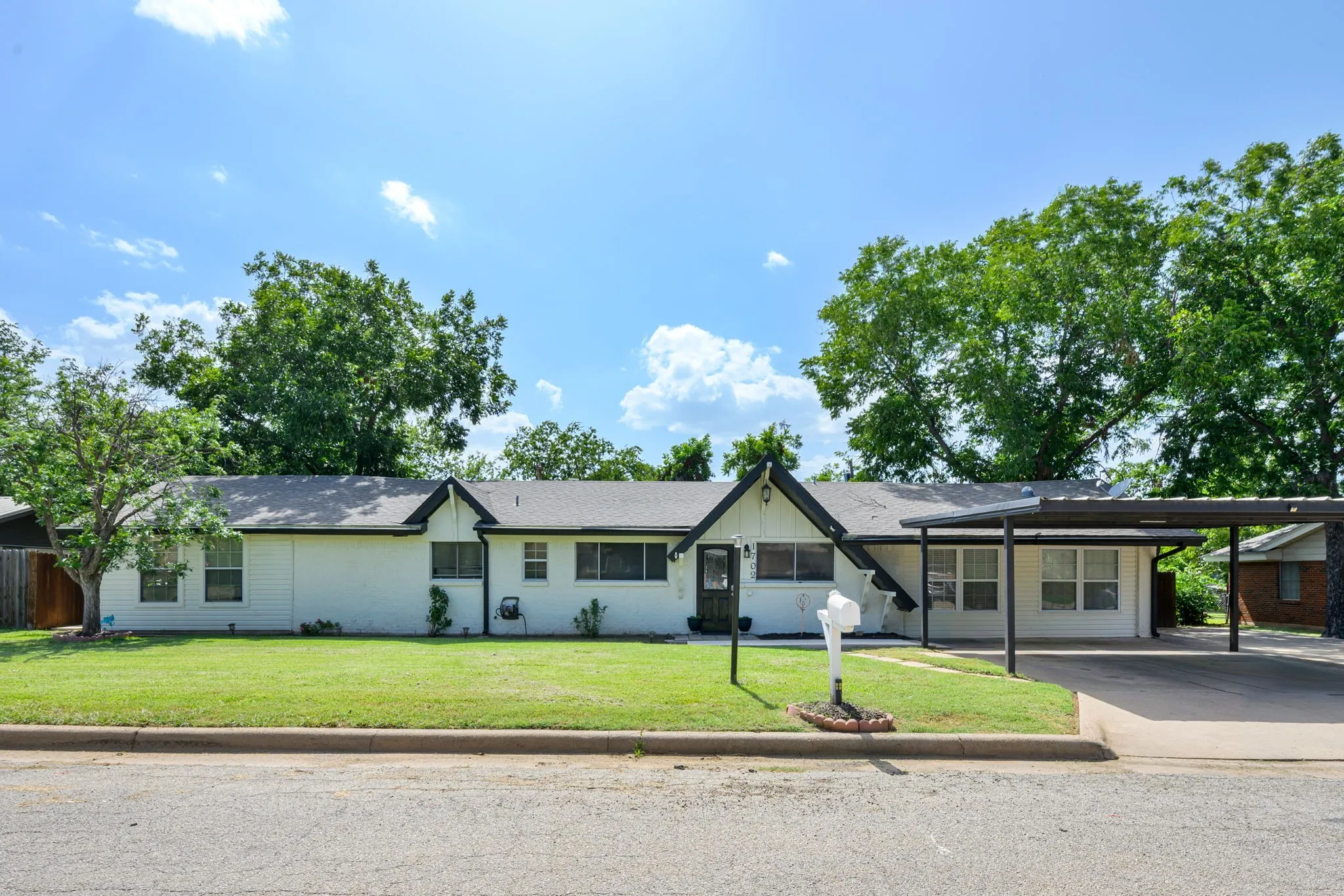 Single Family Residence For Sale in Palo Pinto County , 1702 SE 22nd Avenue, Mineral Wells, Texas 76067, 4 Bedroom, 2 Bathroom, Garage spaces, 2,498 Sqft, built in 1962, mls#21336683, Real Estate Agent in Mineral Wells, Homes For Sale in Palo Pinto county, Homes For Sale in Mineral Wells, Realtor in Mineral Wells Texas, Real Estate Brokerage Independent Realty Texas, Luminita Cordes Realtor
