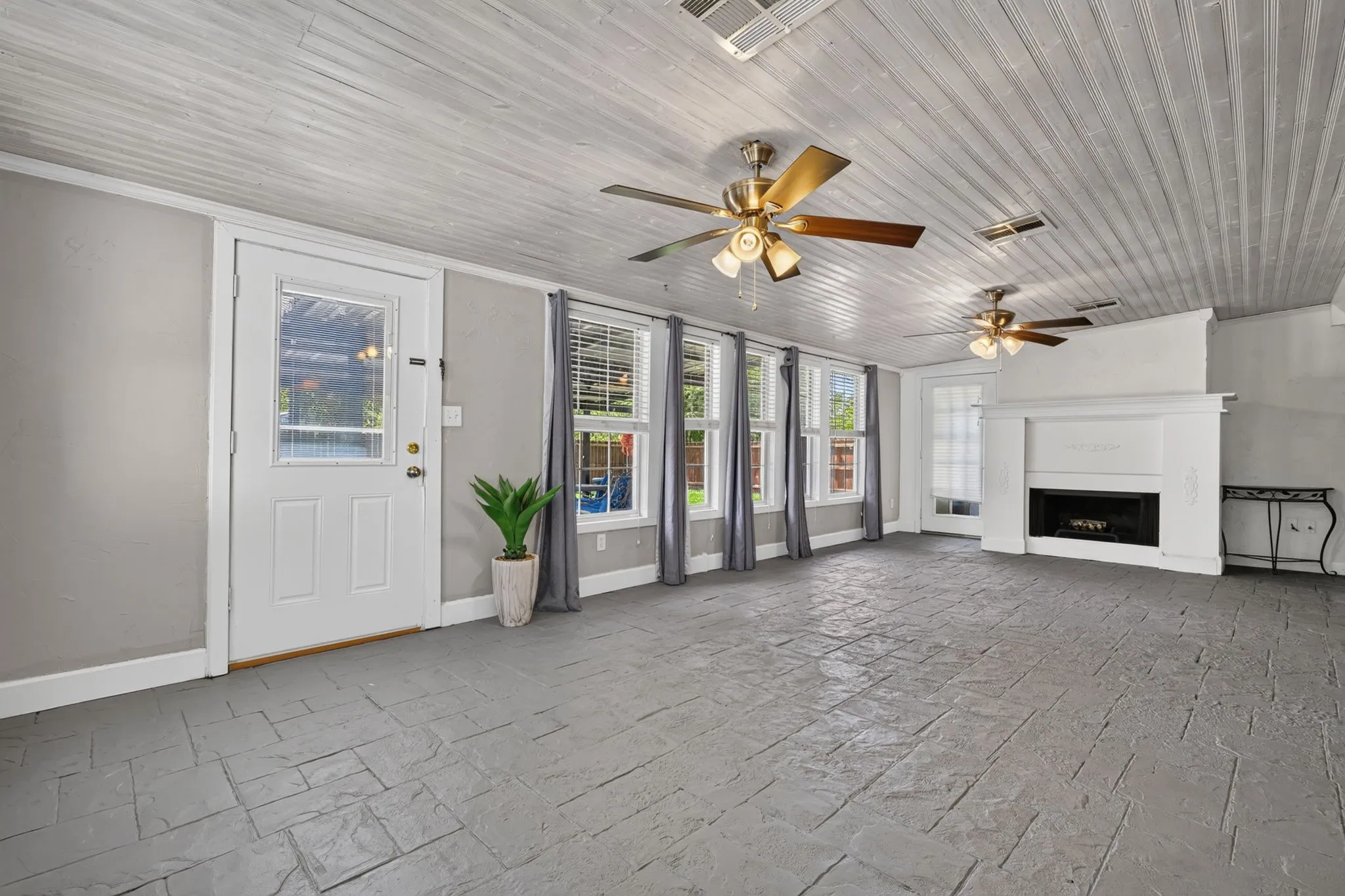 Single Family Residence For Sale in Palo Pinto County , 1702 SE 22nd Avenue, Mineral Wells, Texas 76067, 4 Bedroom, 2 Bathroom, Garage spaces, 2,498 Sqft, built in 1962, mls#21336683, Real Estate Agent in Mineral Wells, Homes For Sale in Palo Pinto county, Homes For Sale in Mineral Wells, Realtor in Mineral Wells Texas, Real Estate Brokerage Independent Realty Texas, Luminita Cordes Realtor