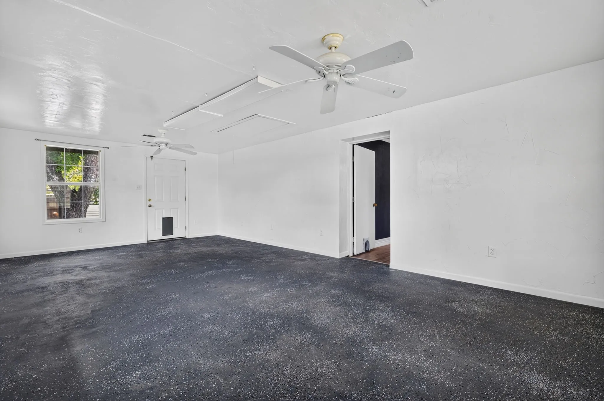 Single Family Residence For Sale in Palo Pinto County , 1702 SE 22nd Avenue, Mineral Wells, Texas 76067, 4 Bedroom, 2 Bathroom, Garage spaces, 2,498 Sqft, built in 1962, mls#21336683, Real Estate Agent in Mineral Wells, Homes For Sale in Palo Pinto county, Homes For Sale in Mineral Wells, Realtor in Mineral Wells Texas, Real Estate Brokerage Independent Realty Texas, Luminita Cordes Realtor