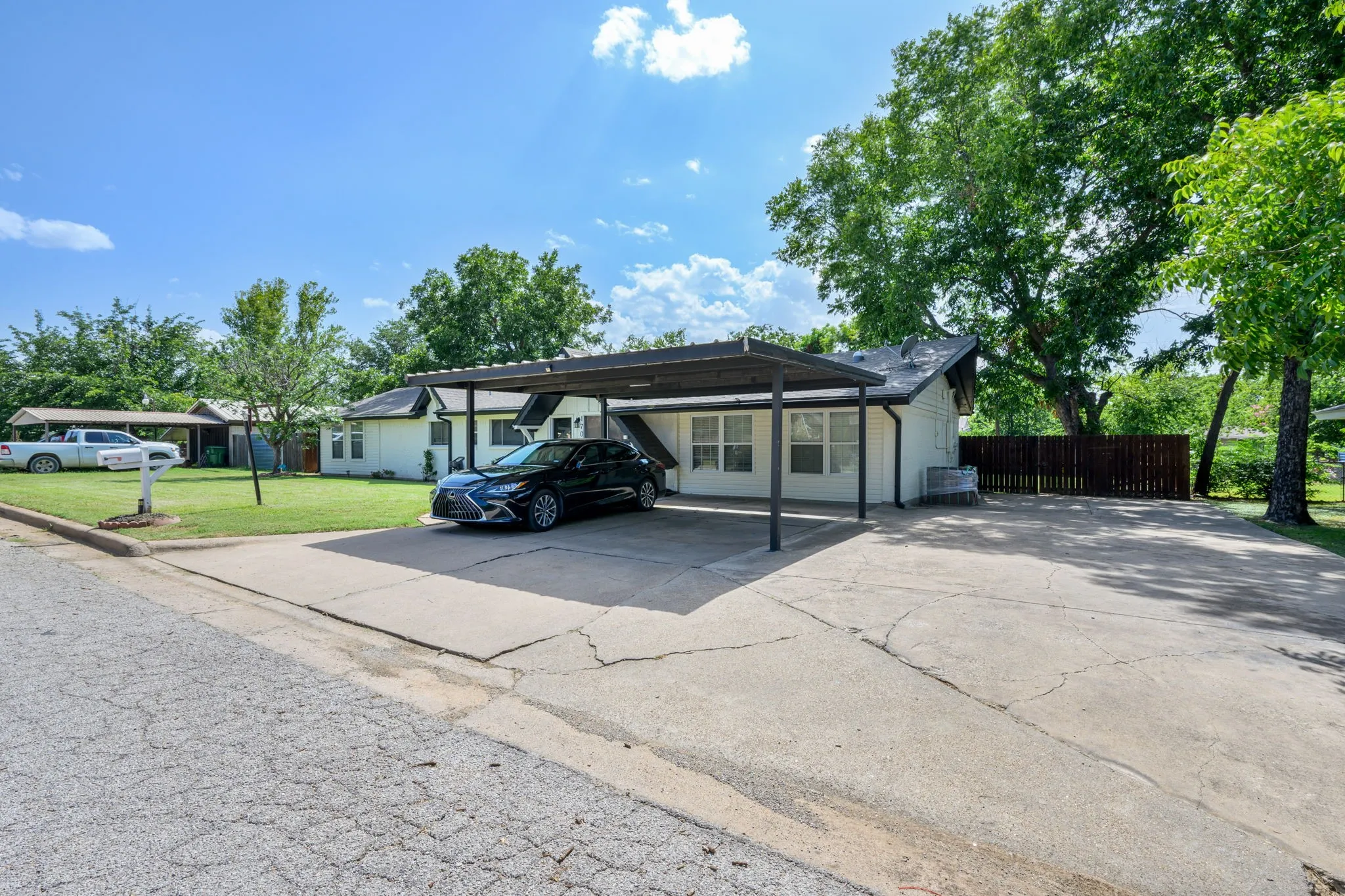 Single Family Residence For Sale in Palo Pinto County , 1702 SE 22nd Avenue, Mineral Wells, Texas 76067, 4 Bedroom, 2 Bathroom, Garage spaces, 2,498 Sqft, built in 1962, mls#21336683, Real Estate Agent in Mineral Wells, Homes For Sale in Palo Pinto county, Homes For Sale in Mineral Wells, Realtor in Mineral Wells Texas, Real Estate Brokerage Independent Realty Texas, Luminita Cordes Realtor