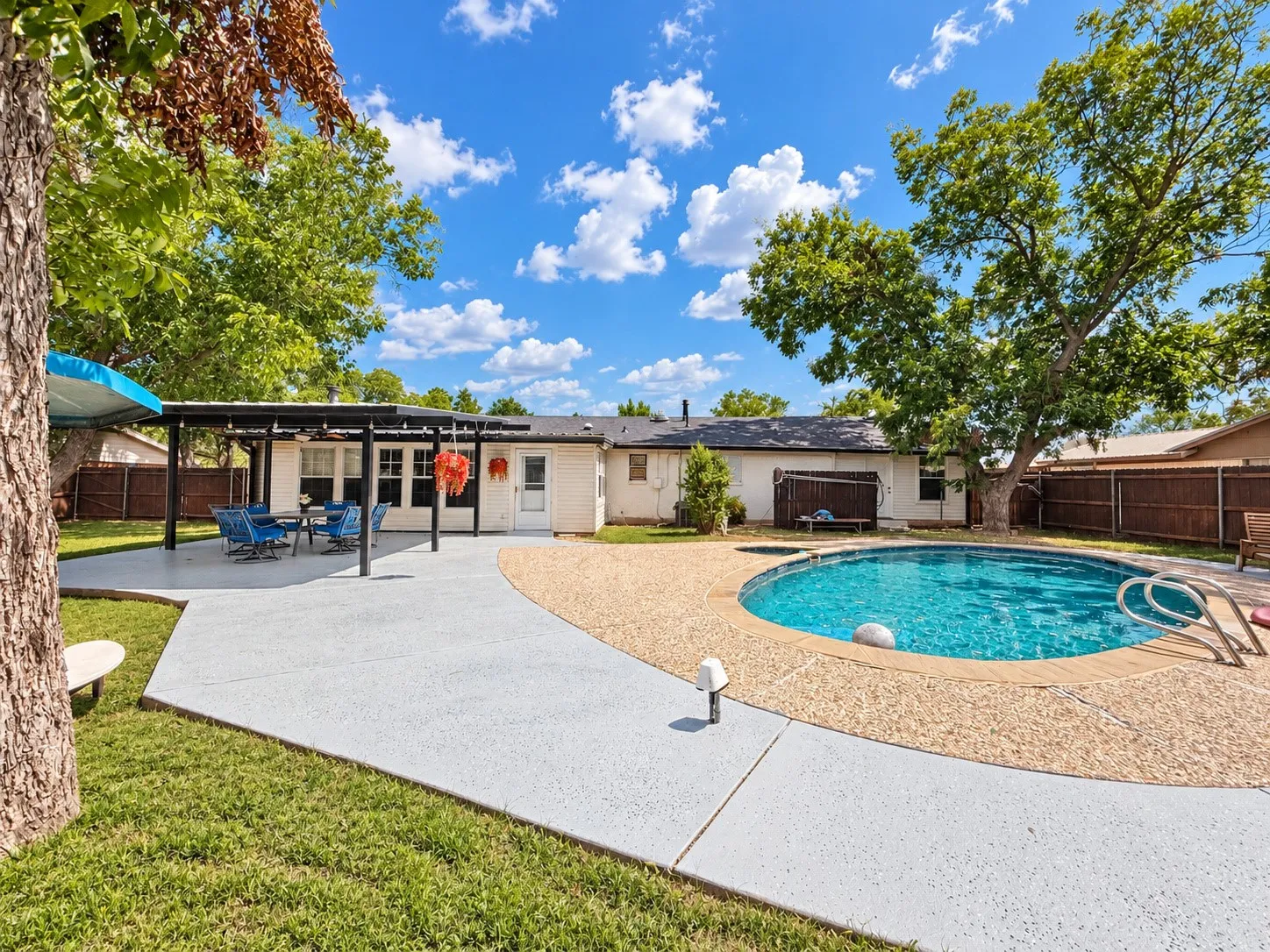 Single Family Residence For Sale in Palo Pinto County , 1702 SE 22nd Avenue, Mineral Wells, Texas 76067, 4 Bedroom, 2 Bathroom, Garage spaces, 2,498 Sqft, built in 1962, mls#21336683, Real Estate Agent in Mineral Wells, Homes For Sale in Palo Pinto county, Homes For Sale in Mineral Wells, Realtor in Mineral Wells Texas, Real Estate Brokerage Independent Realty Texas, Luminita Cordes Realtor