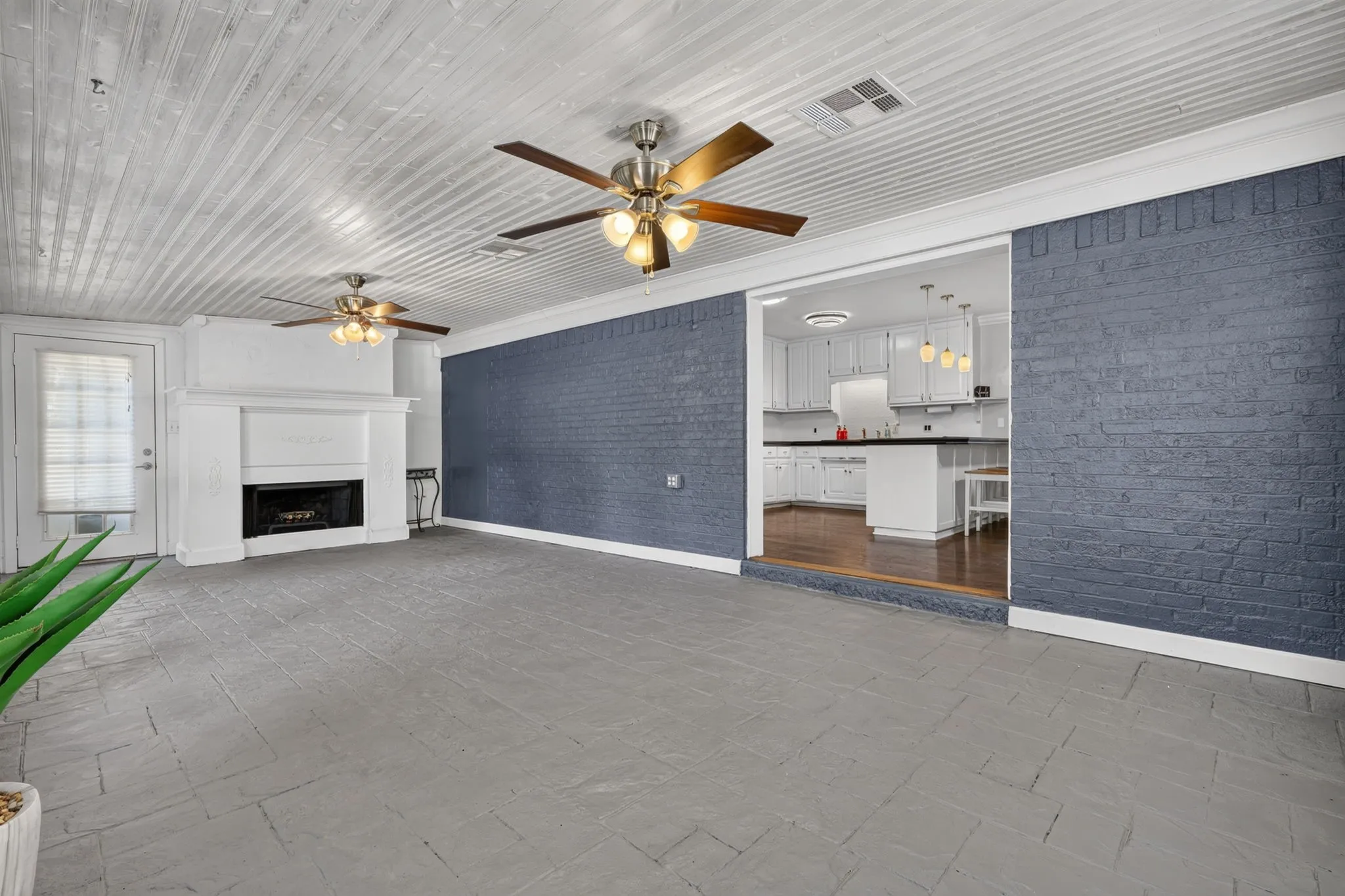 Single Family Residence For Sale in Palo Pinto County , 1702 SE 22nd Avenue, Mineral Wells, Texas 76067, 4 Bedroom, 2 Bathroom, Garage spaces, 2,498 Sqft, built in 1962, mls#21336683, Real Estate Agent in Mineral Wells, Homes For Sale in Palo Pinto county, Homes For Sale in Mineral Wells, Realtor in Mineral Wells Texas, Real Estate Brokerage Independent Realty Texas, Luminita Cordes Realtor