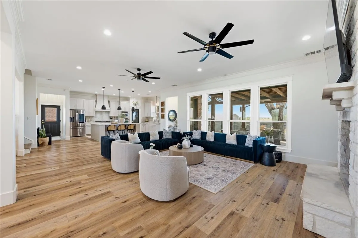 Single Family Residence For Sale in Ellis County , 975 Fm 85, Ennis, Texas 75119, 5 Bedroom, 5 Bathroom, 2 Garage spaces, 5,698 Sqft, built in 2010, mls#21339959, Real Estate Agent in Ennis, Homes For Sale in Ellis county, Homes For Sale in Ennis, Realtor in Ennis Texas, Real Estate Brokerage Independent Realty Texas, Luminita Cordes Realtor