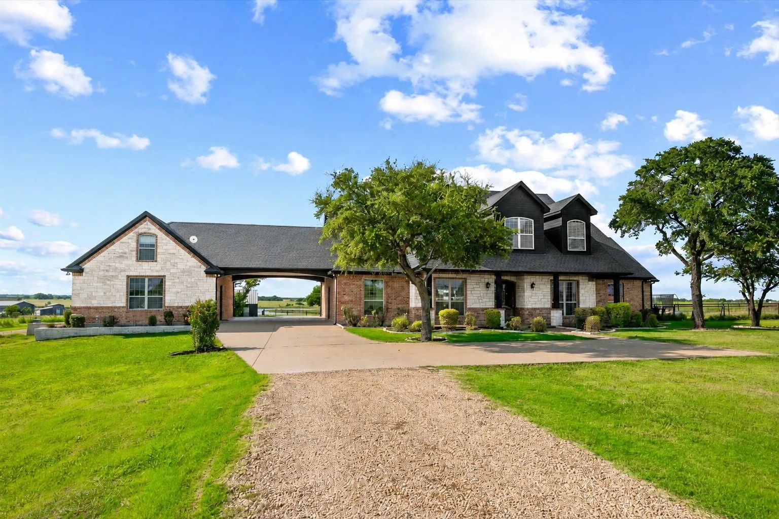 Single Family Residence For Sale in Ellis County , 975 Fm 85, Ennis, Texas 75119, 5 Bedroom, 5 Bathroom, 2 Garage spaces, 5,698 Sqft, built in 2010, mls#21339959, Real Estate Agent in Ennis, Homes For Sale in Ellis county, Homes For Sale in Ennis, Realtor in Ennis Texas, Real Estate Brokerage Independent Realty Texas, Luminita Cordes Realtor