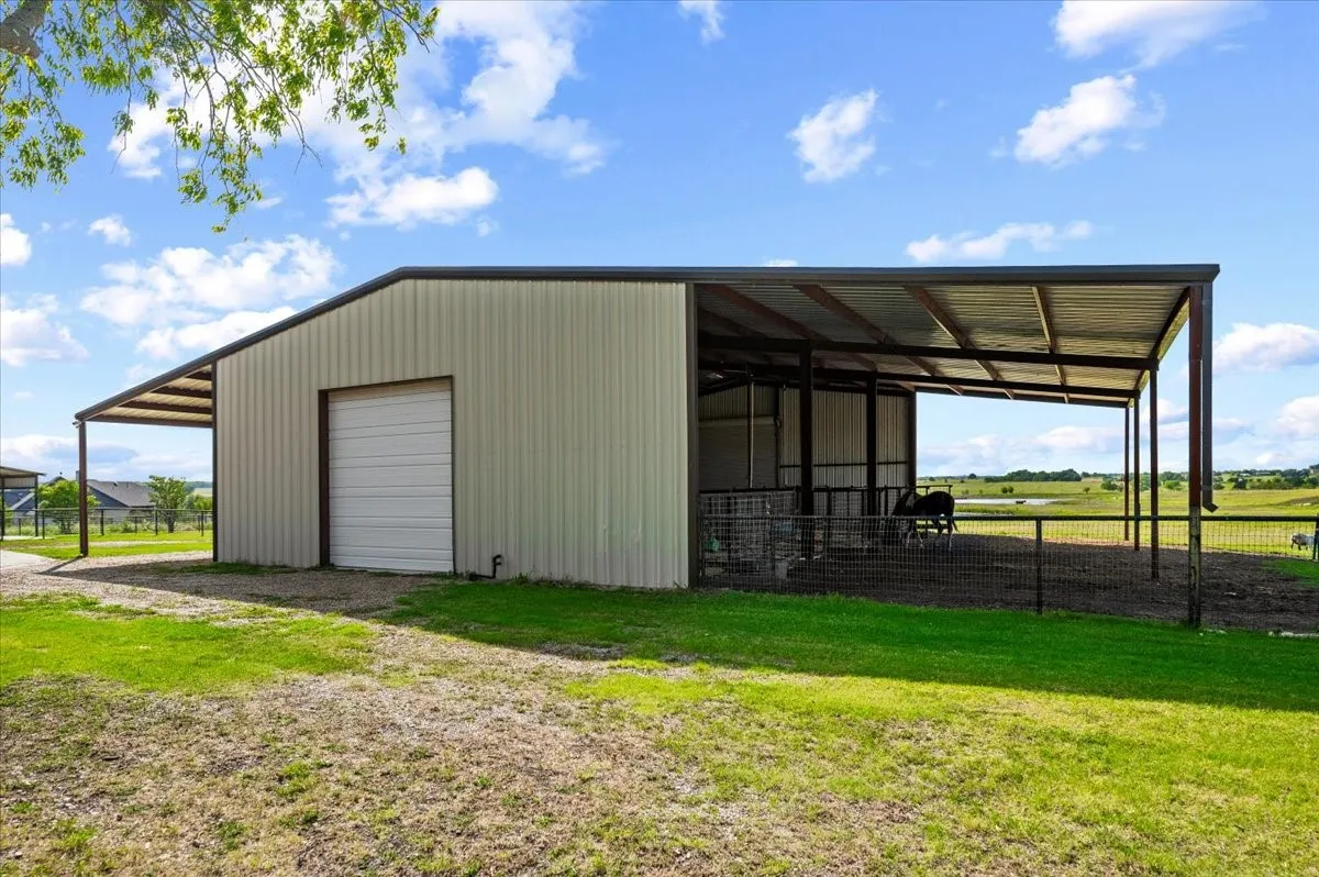 Single Family Residence For Sale in Ellis County , 975 Fm 85, Ennis, Texas 75119, 5 Bedroom, 5 Bathroom, 2 Garage spaces, 5,698 Sqft, built in 2010, mls#21339959, Real Estate Agent in Ennis, Homes For Sale in Ellis county, Homes For Sale in Ennis, Realtor in Ennis Texas, Real Estate Brokerage Independent Realty Texas, Luminita Cordes Realtor