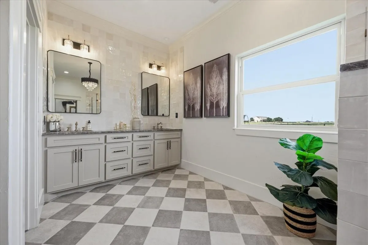 Single Family Residence For Sale in Ellis County , 975 Fm 85, Ennis, Texas 75119, 5 Bedroom, 5 Bathroom, 2 Garage spaces, 5,698 Sqft, built in 2010, mls#21339959, Real Estate Agent in Ennis, Homes For Sale in Ellis county, Homes For Sale in Ennis, Realtor in Ennis Texas, Real Estate Brokerage Independent Realty Texas, Luminita Cordes Realtor
