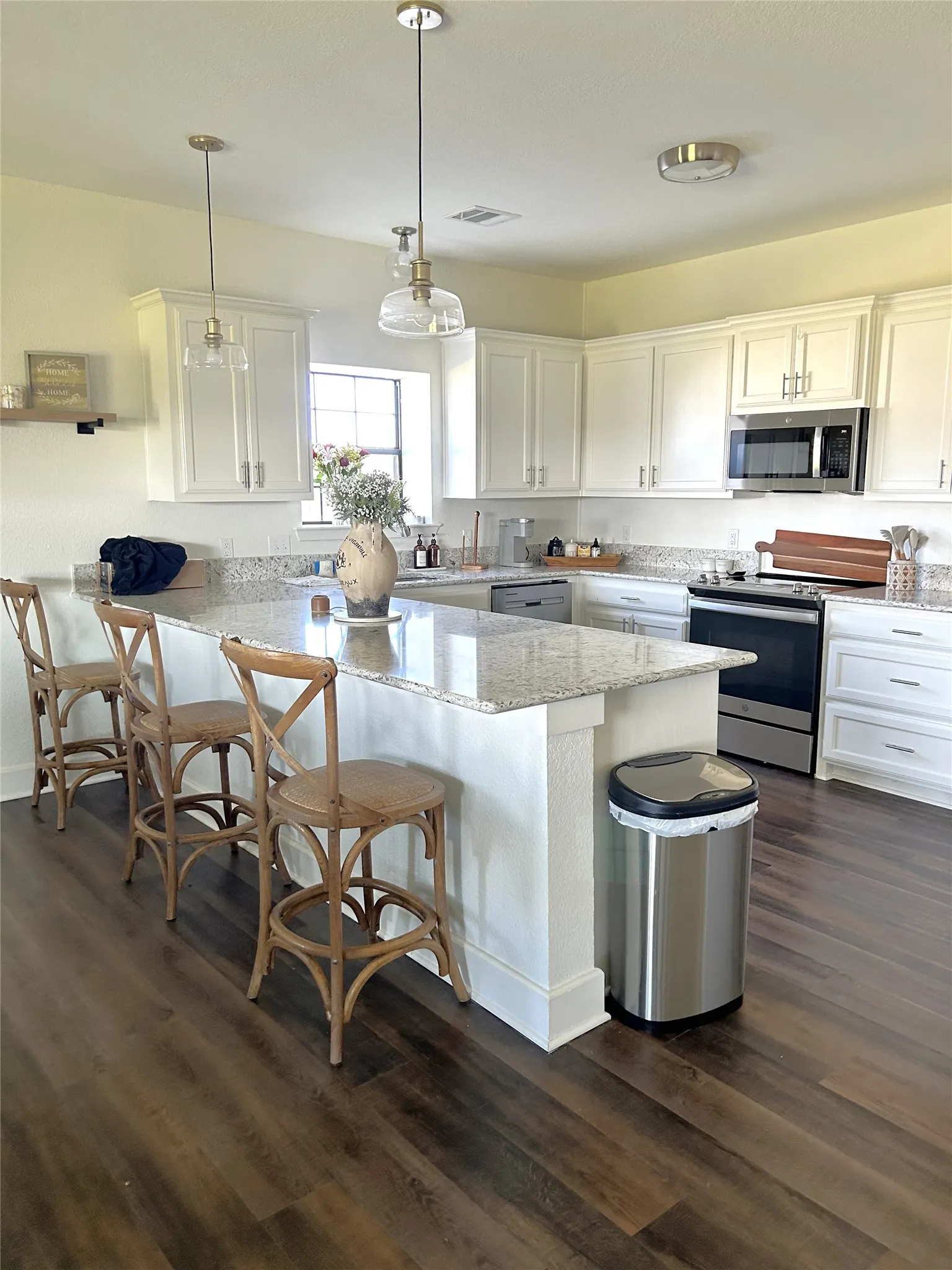 Single Family Residence For Sale in Ellis County , 975 Fm 85, Ennis, Texas 75119, 5 Bedroom, 5 Bathroom, 2 Garage spaces, 5,698 Sqft, built in 2010, mls#21339959, Real Estate Agent in Ennis, Homes For Sale in Ellis county, Homes For Sale in Ennis, Realtor in Ennis Texas, Real Estate Brokerage Independent Realty Texas, Luminita Cordes Realtor