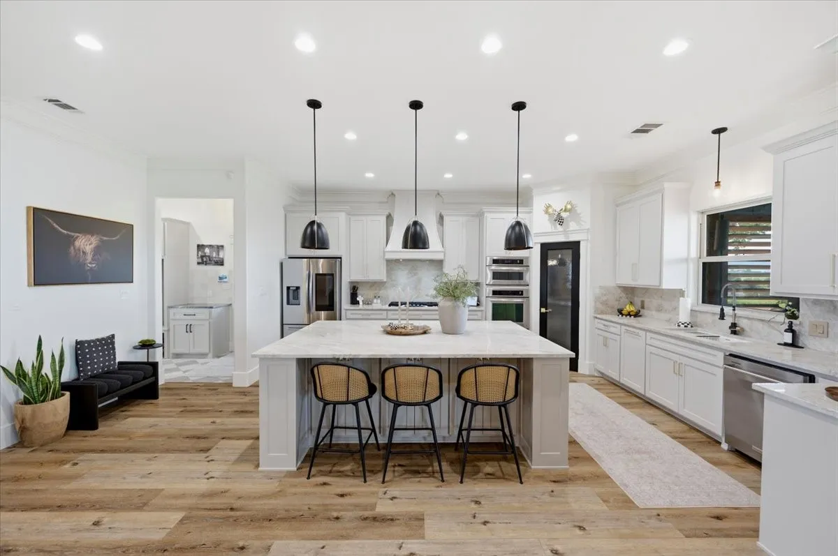 Single Family Residence For Sale in Ellis County , 975 Fm 85, Ennis, Texas 75119, 5 Bedroom, 5 Bathroom, 2 Garage spaces, 5,698 Sqft, built in 2010, mls#21339959, Real Estate Agent in Ennis, Homes For Sale in Ellis county, Homes For Sale in Ennis, Realtor in Ennis Texas, Real Estate Brokerage Independent Realty Texas, Luminita Cordes Realtor