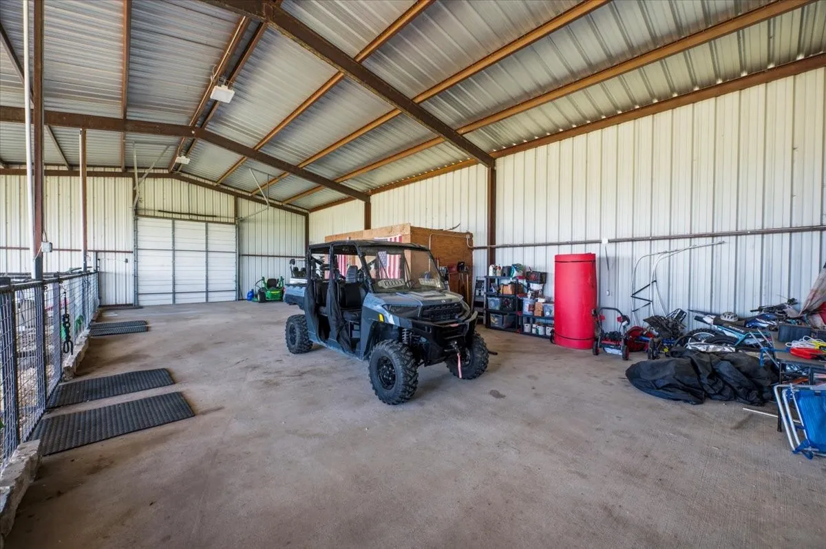 Single Family Residence For Sale in Ellis County , 975 Fm 85, Ennis, Texas 75119, 5 Bedroom, 5 Bathroom, 2 Garage spaces, 5,698 Sqft, built in 2010, mls#21339959, Real Estate Agent in Ennis, Homes For Sale in Ellis county, Homes For Sale in Ennis, Realtor in Ennis Texas, Real Estate Brokerage Independent Realty Texas, Luminita Cordes Realtor