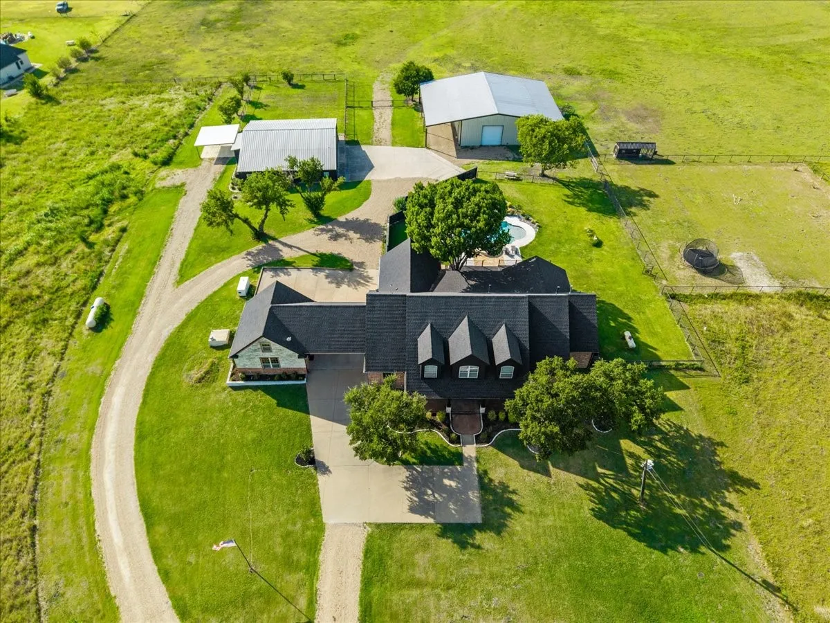 Single Family Residence For Sale in Ellis County , 975 Fm 85, Ennis, Texas 75119, 5 Bedroom, 5 Bathroom, 2 Garage spaces, 5,698 Sqft, built in 2010, mls#21339959, Real Estate Agent in Ennis, Homes For Sale in Ellis county, Homes For Sale in Ennis, Realtor in Ennis Texas, Real Estate Brokerage Independent Realty Texas, Luminita Cordes Realtor