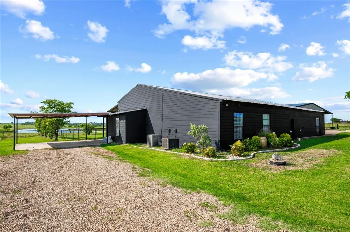 Single Family Residence For Sale in Ellis County , 975 Fm 85, Ennis, Texas 75119, 5 Bedroom, 5 Bathroom, 2 Garage spaces, 5,698 Sqft, built in 2010, mls#21339959, Real Estate Agent in Ennis, Homes For Sale in Ellis county, Homes For Sale in Ennis, Realtor in Ennis Texas, Real Estate Brokerage Independent Realty Texas, Luminita Cordes Realtor