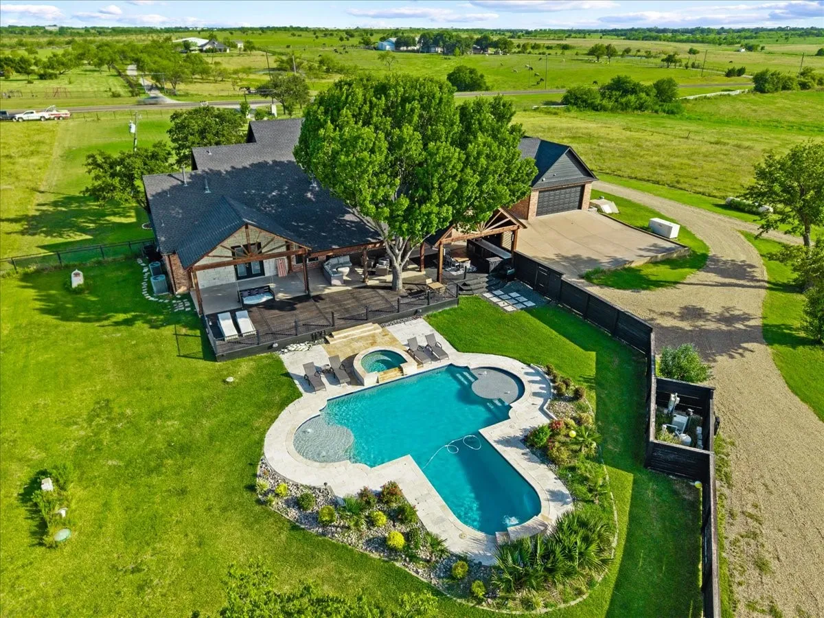 Single Family Residence For Sale in Ellis County , 975 Fm 85, Ennis, Texas 75119, 5 Bedroom, 5 Bathroom, 2 Garage spaces, 5,698 Sqft, built in 2010, mls#21339959, Real Estate Agent in Ennis, Homes For Sale in Ellis county, Homes For Sale in Ennis, Realtor in Ennis Texas, Real Estate Brokerage Independent Realty Texas, Luminita Cordes Realtor