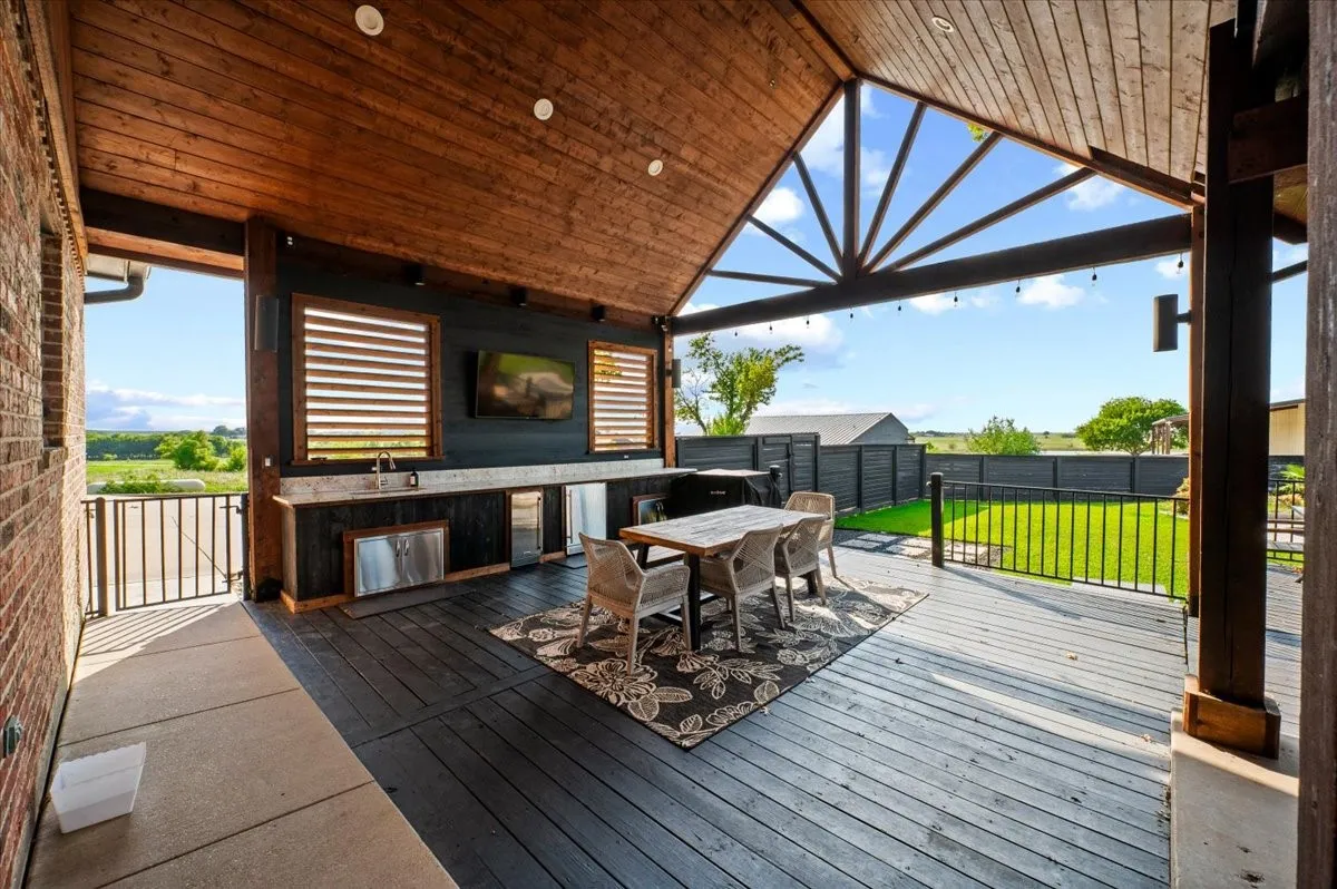 Single Family Residence For Sale in Ellis County , 975 Fm 85, Ennis, Texas 75119, 5 Bedroom, 5 Bathroom, 2 Garage spaces, 5,698 Sqft, built in 2010, mls#21339959, Real Estate Agent in Ennis, Homes For Sale in Ellis county, Homes For Sale in Ennis, Realtor in Ennis Texas, Real Estate Brokerage Independent Realty Texas, Luminita Cordes Realtor
