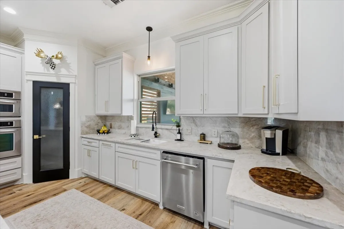 Single Family Residence For Sale in Ellis County , 975 Fm 85, Ennis, Texas 75119, 5 Bedroom, 5 Bathroom, 2 Garage spaces, 5,698 Sqft, built in 2010, mls#21339959, Real Estate Agent in Ennis, Homes For Sale in Ellis county, Homes For Sale in Ennis, Realtor in Ennis Texas, Real Estate Brokerage Independent Realty Texas, Luminita Cordes Realtor