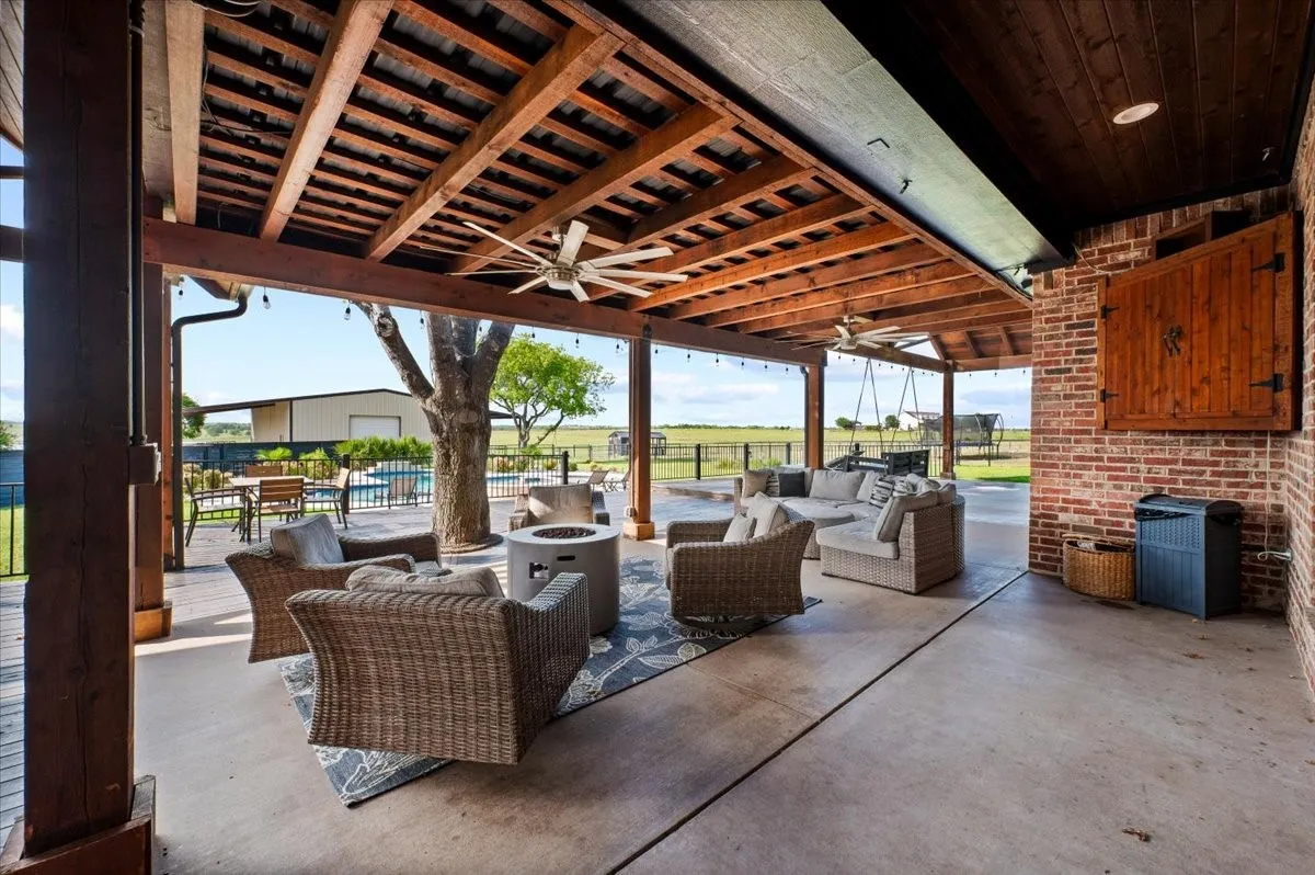 Single Family Residence For Sale in Ellis County , 975 Fm 85, Ennis, Texas 75119, 5 Bedroom, 5 Bathroom, 2 Garage spaces, 5,698 Sqft, built in 2010, mls#21339959, Real Estate Agent in Ennis, Homes For Sale in Ellis county, Homes For Sale in Ennis, Realtor in Ennis Texas, Real Estate Brokerage Independent Realty Texas, Luminita Cordes Realtor