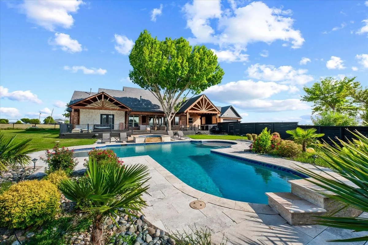 Single Family Residence For Sale in Ellis County , 975 Fm 85, Ennis, Texas 75119, 5 Bedroom, 5 Bathroom, 2 Garage spaces, 5,698 Sqft, built in 2010, mls#21339959, Real Estate Agent in Ennis, Homes For Sale in Ellis county, Homes For Sale in Ennis, Realtor in Ennis Texas, Real Estate Brokerage Independent Realty Texas, Luminita Cordes Realtor