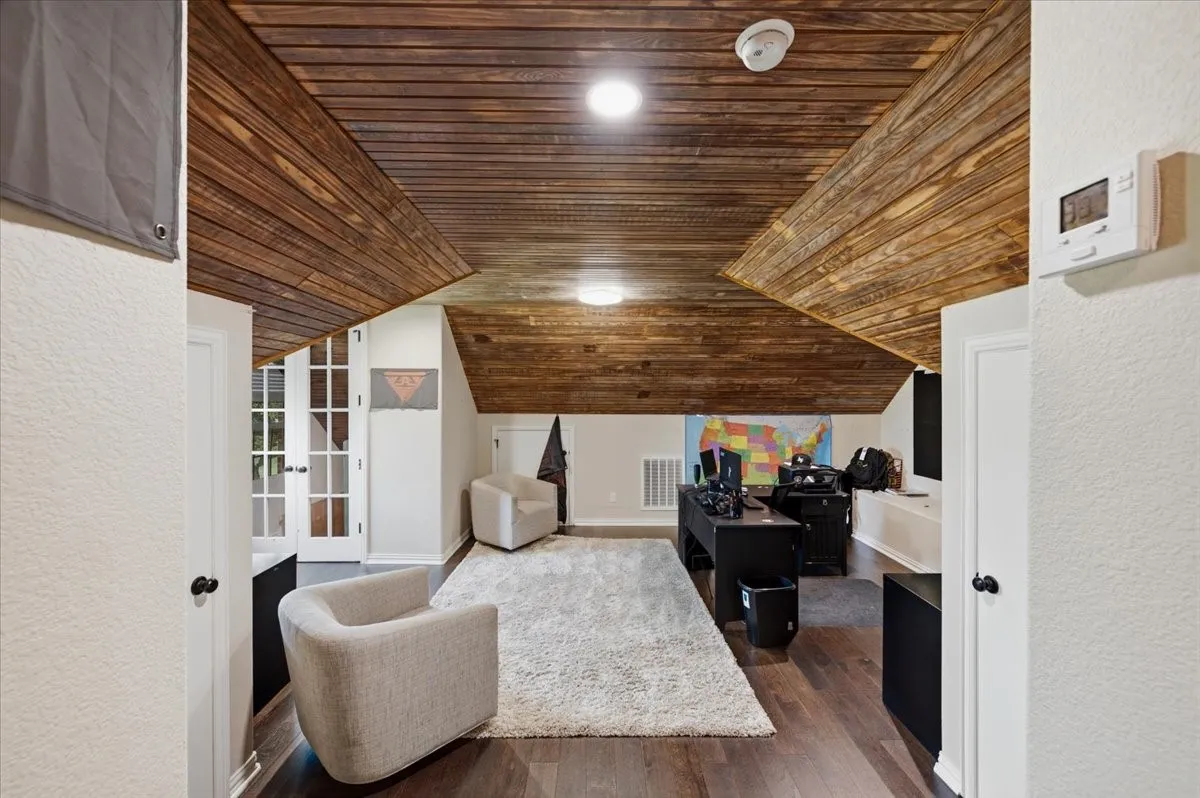 Single Family Residence For Sale in Ellis County , 975 Fm 85, Ennis, Texas 75119, 5 Bedroom, 5 Bathroom, 2 Garage spaces, 5,698 Sqft, built in 2010, mls#21339959, Real Estate Agent in Ennis, Homes For Sale in Ellis county, Homes For Sale in Ennis, Realtor in Ennis Texas, Real Estate Brokerage Independent Realty Texas, Luminita Cordes Realtor