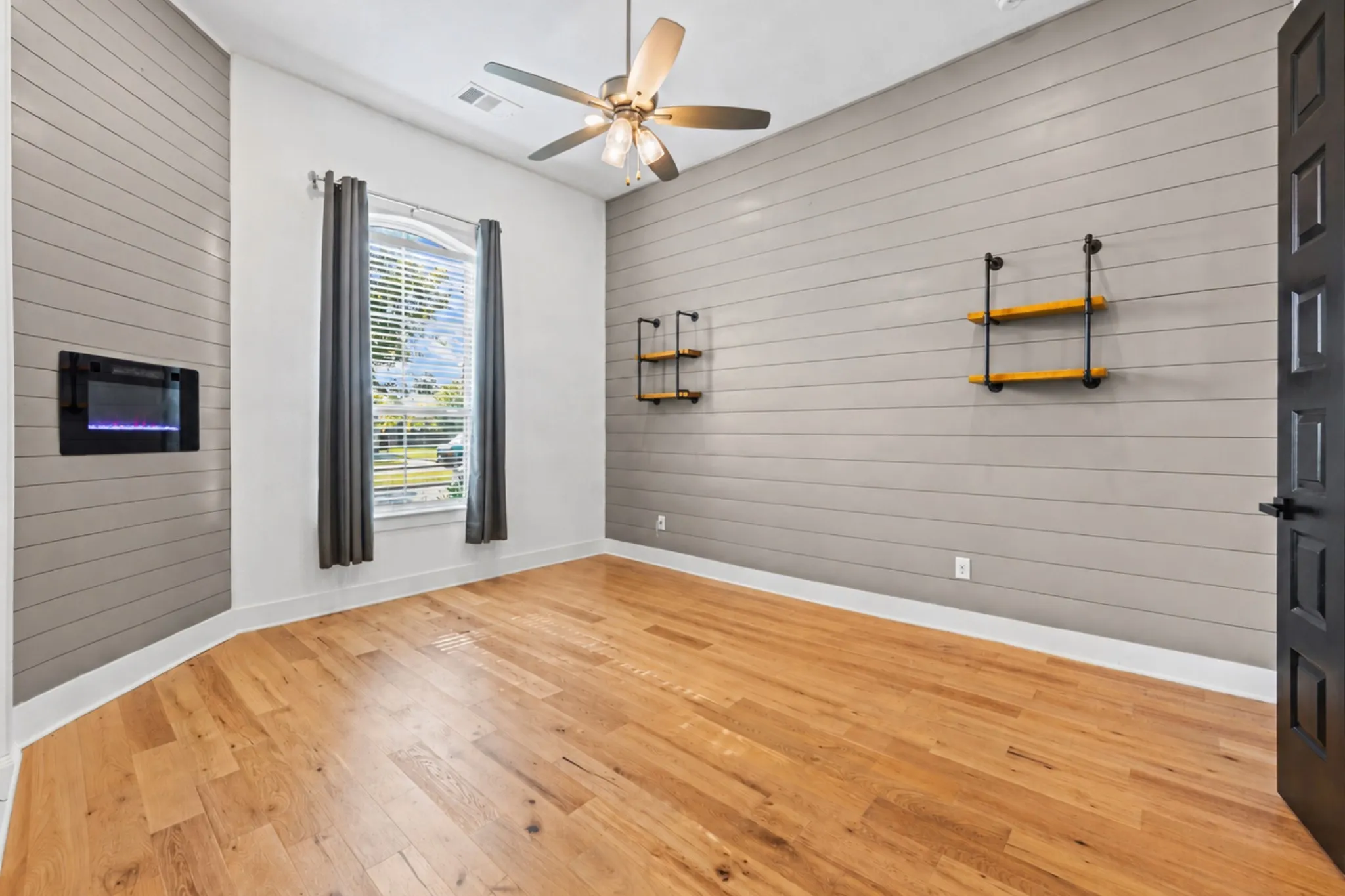Single Family Residence For Sale in Ellis County , 1717 Vista Way, Waxahachie, Texas 75165, 3 Bedroom, 3 Bathroom, 2 Garage spaces, 2,189 Sqft, built in 2021, mls#21339696, Real Estate Agent in Waxahachie, Homes For Sale in Ellis county, Homes For Sale in Waxahachie, Realtor in Waxahachie Texas, Real Estate Brokerage Independent Realty Texas, Luminita Cordes Realtor