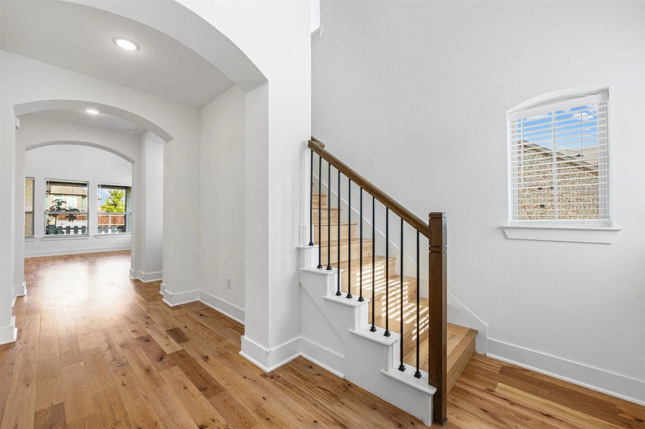 Single Family Residence For Sale in Ellis County , 1717 Vista Way, Waxahachie, Texas 75165, 3 Bedroom, 3 Bathroom, 2 Garage spaces, 2,189 Sqft, built in 2021, mls#21339696, Real Estate Agent in Waxahachie, Homes For Sale in Ellis county, Homes For Sale in Waxahachie, Realtor in Waxahachie Texas, Real Estate Brokerage Independent Realty Texas, Luminita Cordes Realtor