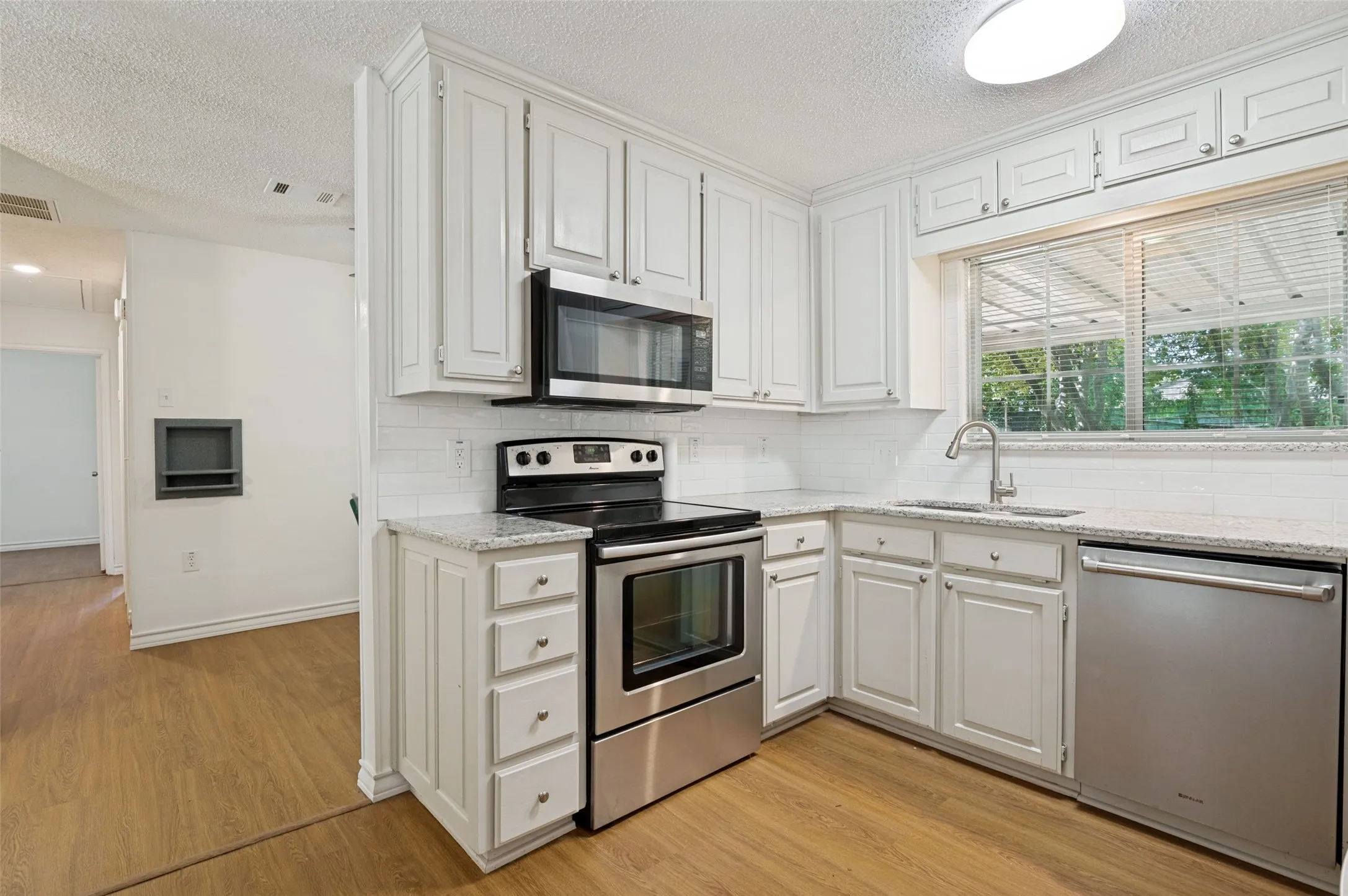Single Family Residence For Sale in Tarrant County , 1410 Carswell Terrace, Arlington, Texas 76010, 3 Bedroom, 1 Bathroom, 2 Garage spaces, 1,217 Sqft, built in 1953, mls#21307640, Real Estate Agent in Arlington, Homes For Sale in Tarrant county, Homes For Sale in Arlington, Realtor in Arlington Texas, Real Estate Brokerage Independent Realty Texas, Luminita Cordes Realtor