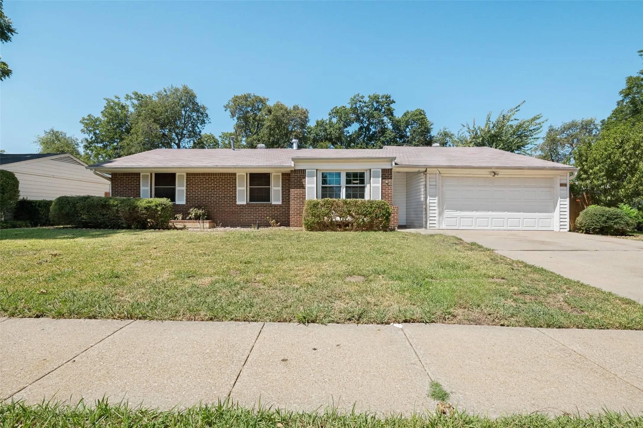 Single Family Residence For Sale in Tarrant County , 1410 Carswell Terrace, Arlington, Texas 76010, 3 Bedroom, 1 Bathroom, 2 Garage spaces, 1,217 Sqft, built in 1953, mls#21307640, Real Estate Agent in Arlington, Homes For Sale in Tarrant county, Homes For Sale in Arlington, Realtor in Arlington Texas, Real Estate Brokerage Independent Realty Texas, Luminita Cordes Realtor