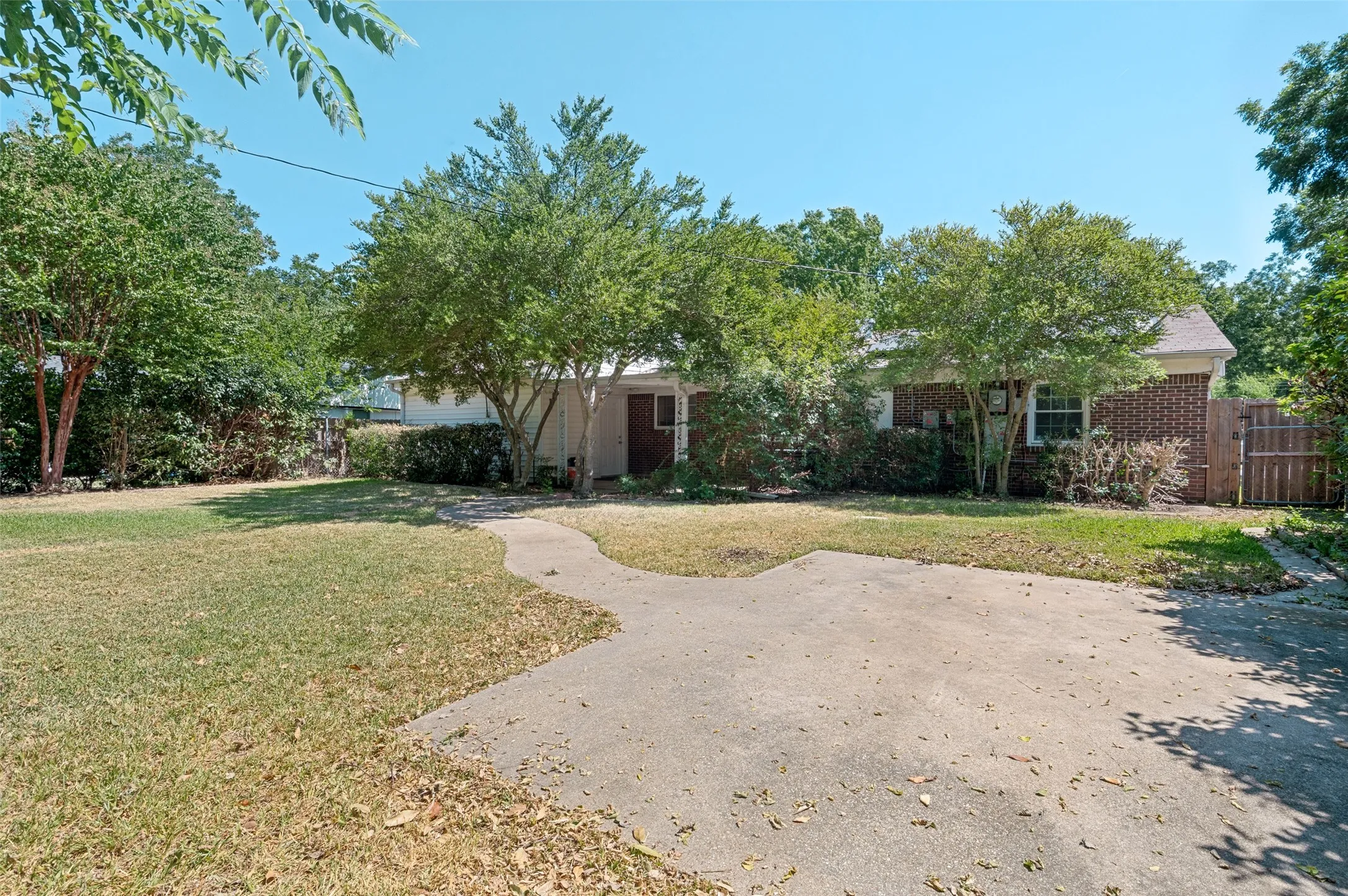 Single Family Residence For Sale in Tarrant County , 1410 Carswell Terrace, Arlington, Texas 76010, 3 Bedroom, 1 Bathroom, 2 Garage spaces, 1,217 Sqft, built in 1953, mls#21307640, Real Estate Agent in Arlington, Homes For Sale in Tarrant county, Homes For Sale in Arlington, Realtor in Arlington Texas, Real Estate Brokerage Independent Realty Texas, Luminita Cordes Realtor