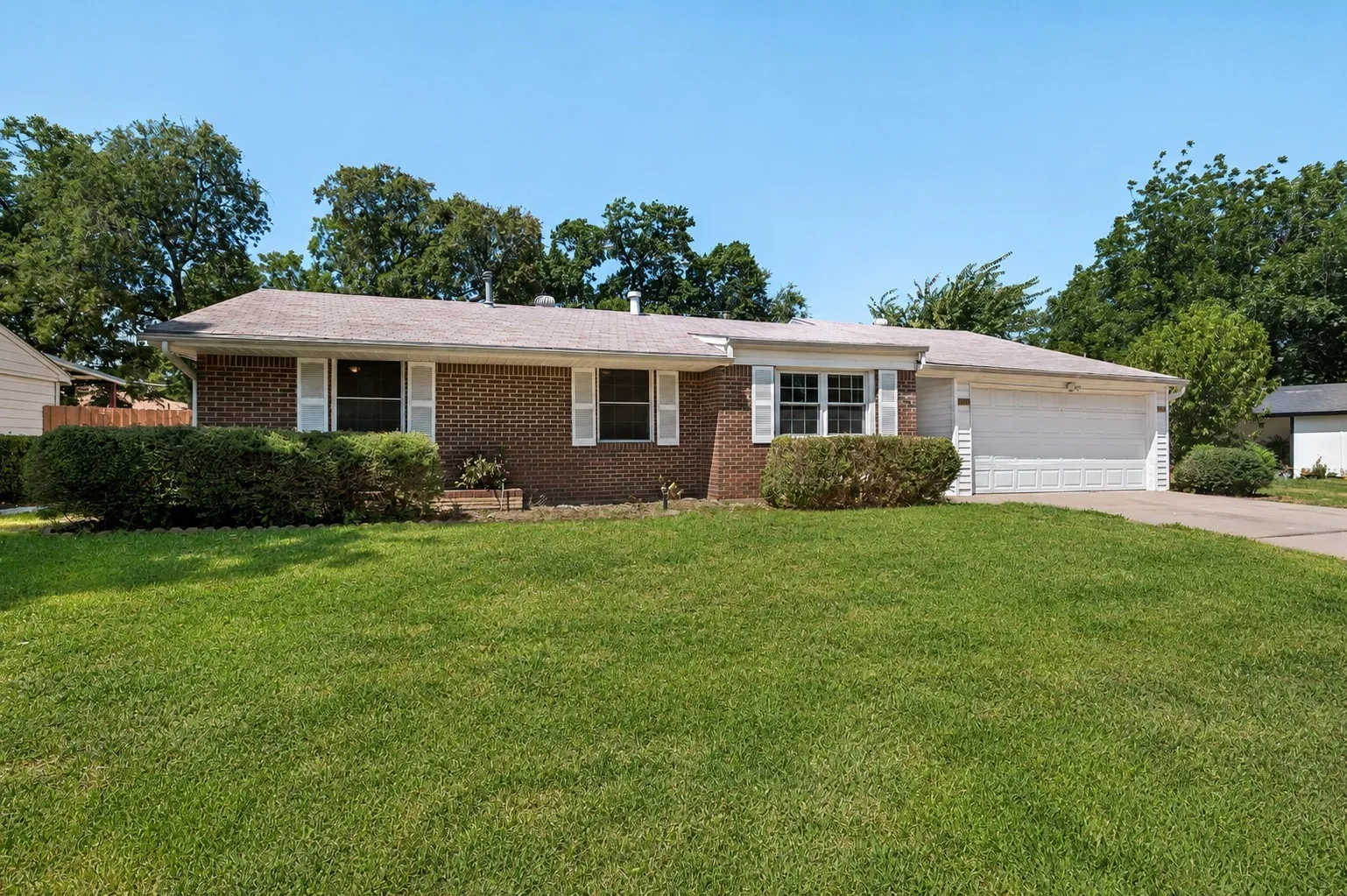 Single Family Residence For Sale in Tarrant County , 1410 Carswell Terrace, Arlington, Texas 76010, 3 Bedroom, 1 Bathroom, 2 Garage spaces, 1,217 Sqft, built in 1953, mls#21307640, Real Estate Agent in Arlington, Homes For Sale in Tarrant county, Homes For Sale in Arlington, Realtor in Arlington Texas, Real Estate Brokerage Independent Realty Texas, Luminita Cordes Realtor