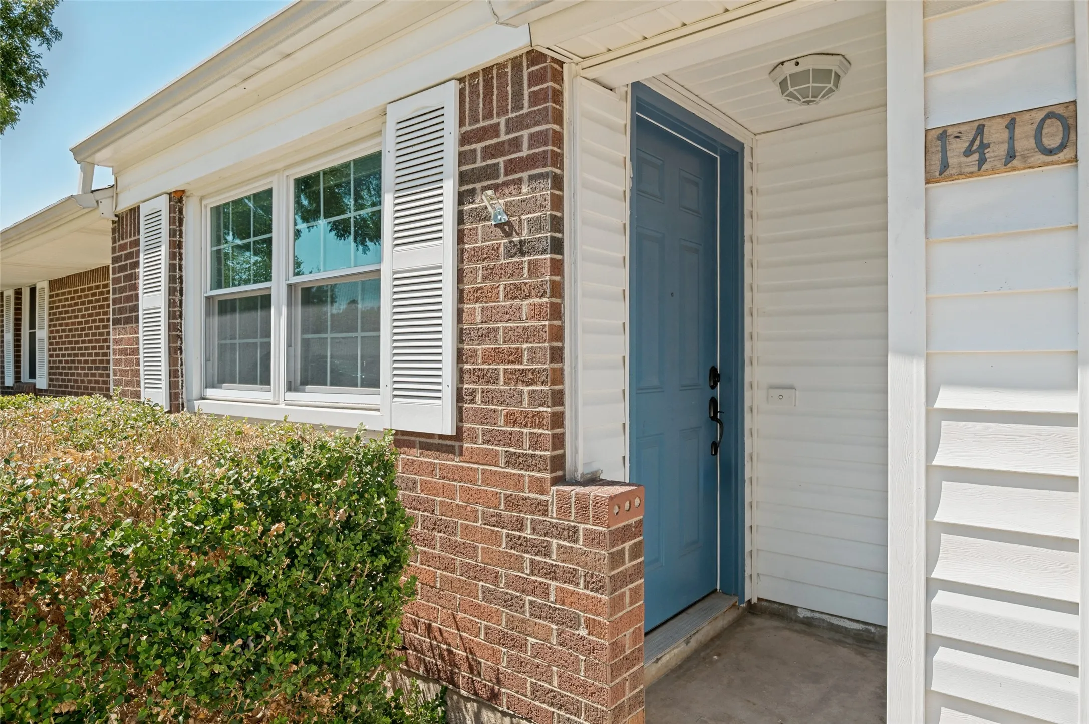 Single Family Residence For Sale in Tarrant County , 1410 Carswell Terrace, Arlington, Texas 76010, 3 Bedroom, 1 Bathroom, 2 Garage spaces, 1,217 Sqft, built in 1953, mls#21307640, Real Estate Agent in Arlington, Homes For Sale in Tarrant county, Homes For Sale in Arlington, Realtor in Arlington Texas, Real Estate Brokerage Independent Realty Texas, Luminita Cordes Realtor