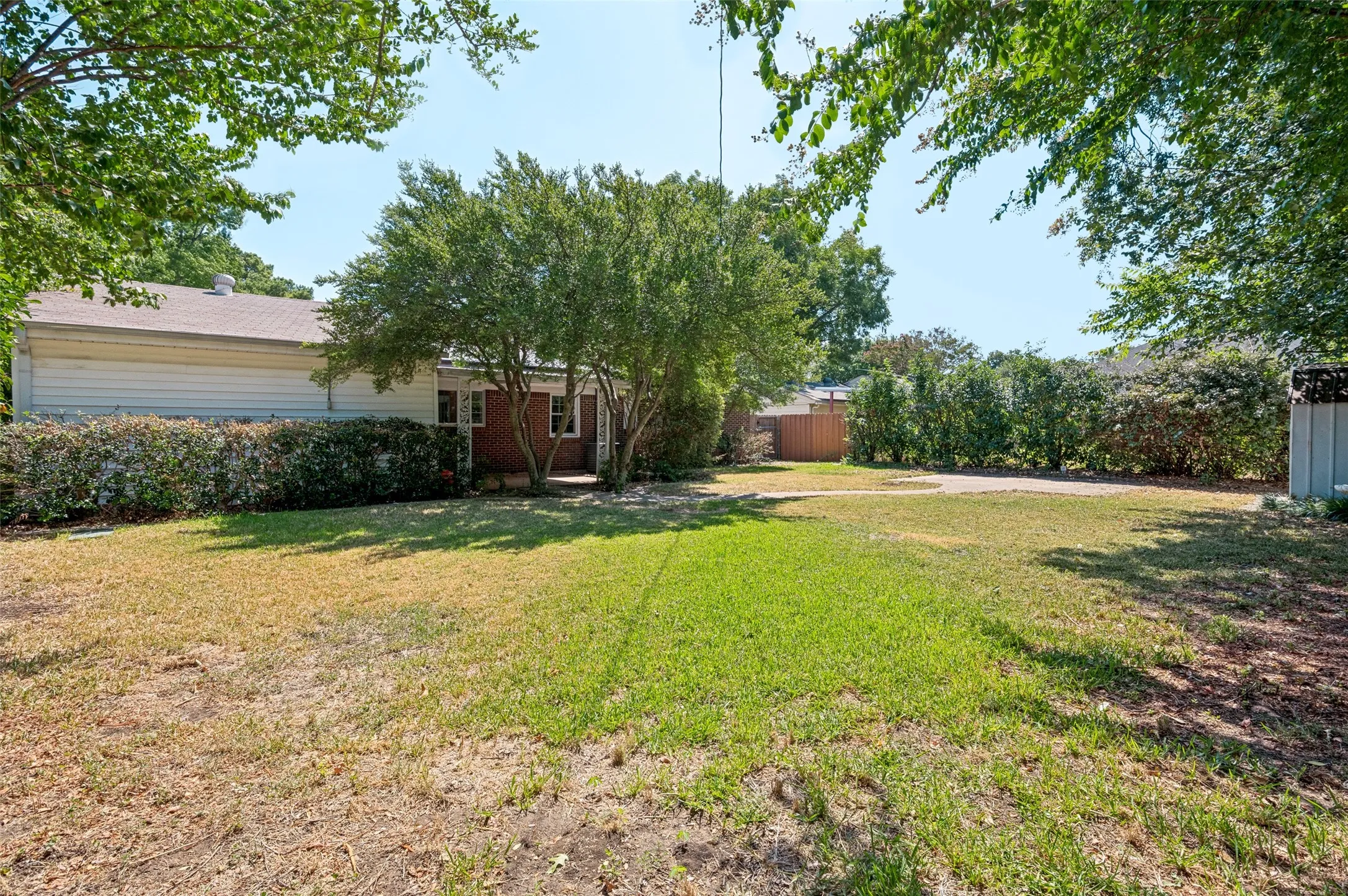 Single Family Residence For Sale in Tarrant County , 1410 Carswell Terrace, Arlington, Texas 76010, 3 Bedroom, 1 Bathroom, 2 Garage spaces, 1,217 Sqft, built in 1953, mls#21307640, Real Estate Agent in Arlington, Homes For Sale in Tarrant county, Homes For Sale in Arlington, Realtor in Arlington Texas, Real Estate Brokerage Independent Realty Texas, Luminita Cordes Realtor