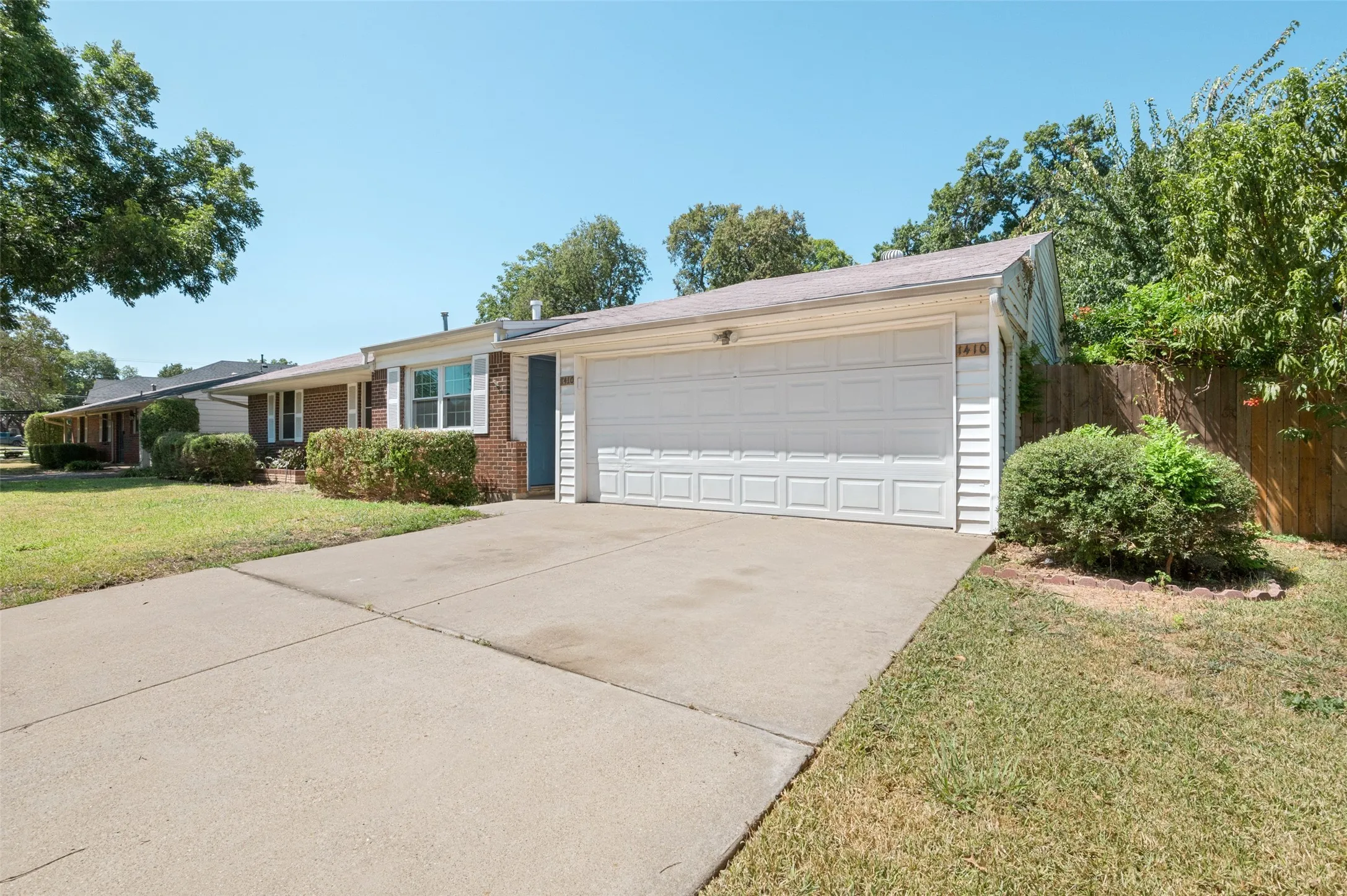 Single Family Residence For Sale in Tarrant County , 1410 Carswell Terrace, Arlington, Texas 76010, 3 Bedroom, 1 Bathroom, 2 Garage spaces, 1,217 Sqft, built in 1953, mls#21307640, Real Estate Agent in Arlington, Homes For Sale in Tarrant county, Homes For Sale in Arlington, Realtor in Arlington Texas, Real Estate Brokerage Independent Realty Texas, Luminita Cordes Realtor