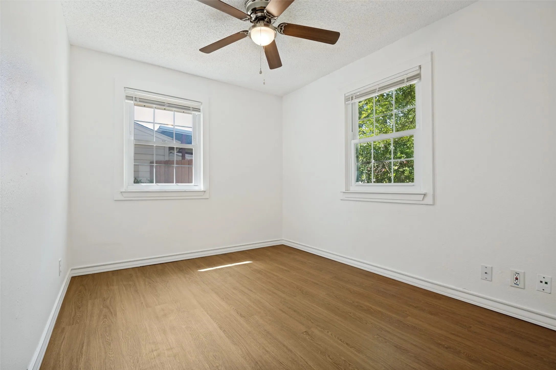 Single Family Residence For Sale in Tarrant County , 1410 Carswell Terrace, Arlington, Texas 76010, 3 Bedroom, 1 Bathroom, 2 Garage spaces, 1,217 Sqft, built in 1953, mls#21307640, Real Estate Agent in Arlington, Homes For Sale in Tarrant county, Homes For Sale in Arlington, Realtor in Arlington Texas, Real Estate Brokerage Independent Realty Texas, Luminita Cordes Realtor