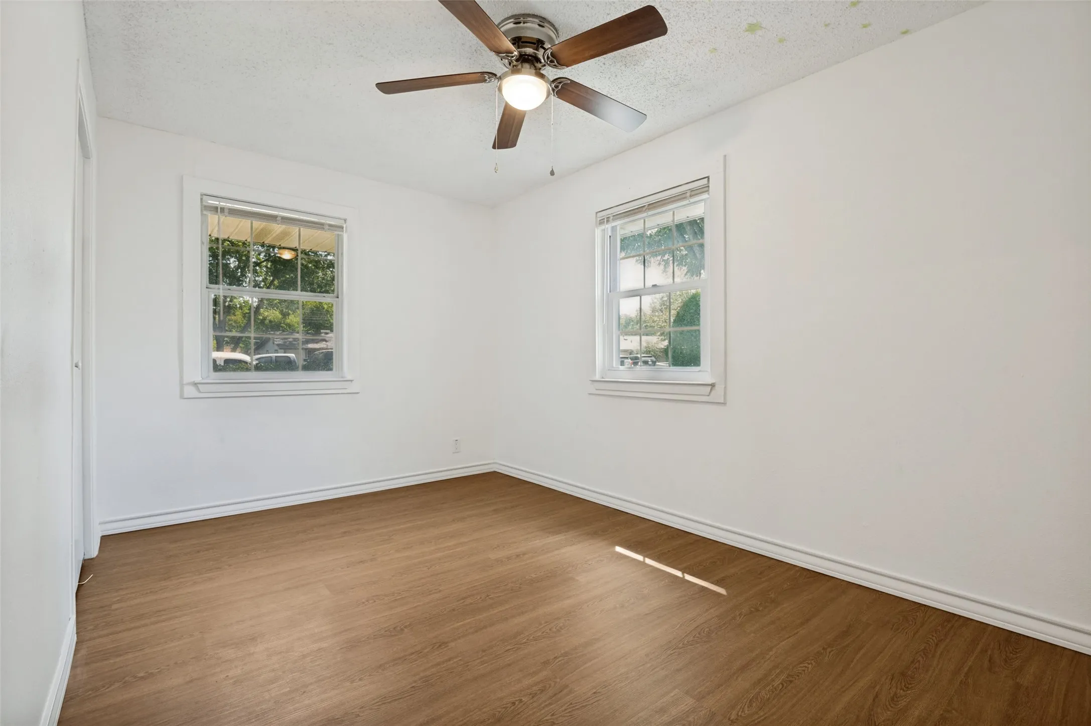 Single Family Residence For Sale in Tarrant County , 1410 Carswell Terrace, Arlington, Texas 76010, 3 Bedroom, 1 Bathroom, 2 Garage spaces, 1,217 Sqft, built in 1953, mls#21307640, Real Estate Agent in Arlington, Homes For Sale in Tarrant county, Homes For Sale in Arlington, Realtor in Arlington Texas, Real Estate Brokerage Independent Realty Texas, Luminita Cordes Realtor