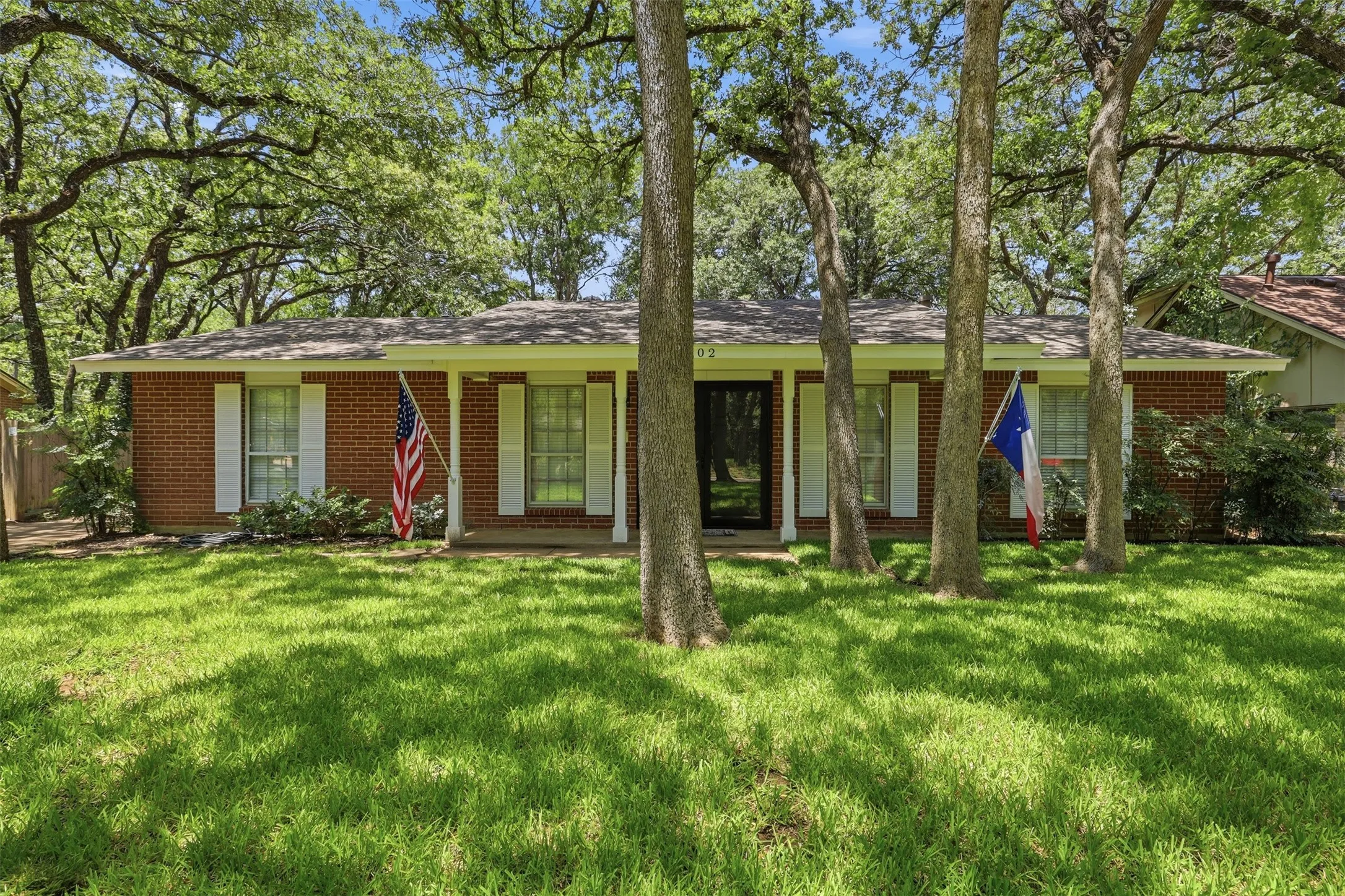 Single Family Residence For Sale in Tarrant County , 3702 Hastings Drive, Arlington, Texas 76013, 3 Bedroom, 2 Bathroom, 2 Garage spaces, 1,409 Sqft, built in 1965, mls#21339306, Real Estate Agent in Arlington, Homes For Sale in Tarrant county, Homes For Sale in Arlington, Realtor in Arlington Texas, Real Estate Brokerage Independent Realty Texas, Luminita Cordes Realtor