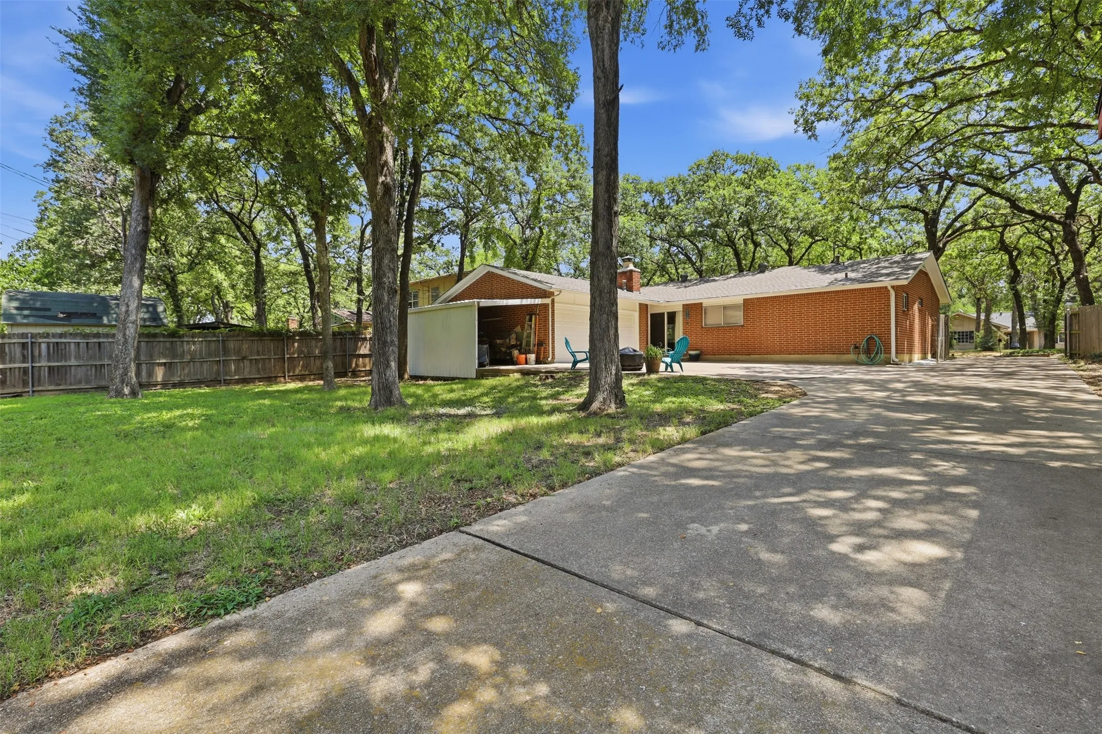 Single Family Residence For Sale in Tarrant County , 3702 Hastings Drive, Arlington, Texas 76013, 3 Bedroom, 2 Bathroom, 2 Garage spaces, 1,409 Sqft, built in 1965, mls#21339306, Real Estate Agent in Arlington, Homes For Sale in Tarrant county, Homes For Sale in Arlington, Realtor in Arlington Texas, Real Estate Brokerage Independent Realty Texas, Luminita Cordes Realtor