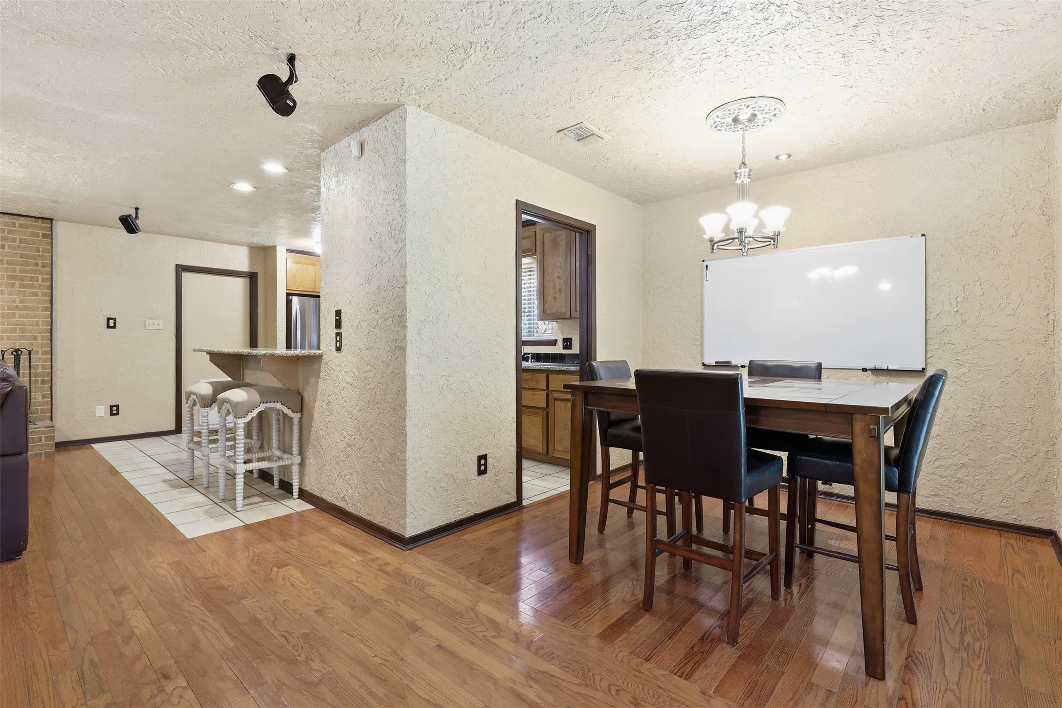 Single Family Residence For Sale in Tarrant County , 3702 Hastings Drive, Arlington, Texas 76013, 3 Bedroom, 2 Bathroom, 2 Garage spaces, 1,409 Sqft, built in 1965, mls#21339306, Real Estate Agent in Arlington, Homes For Sale in Tarrant county, Homes For Sale in Arlington, Realtor in Arlington Texas, Real Estate Brokerage Independent Realty Texas, Luminita Cordes Realtor