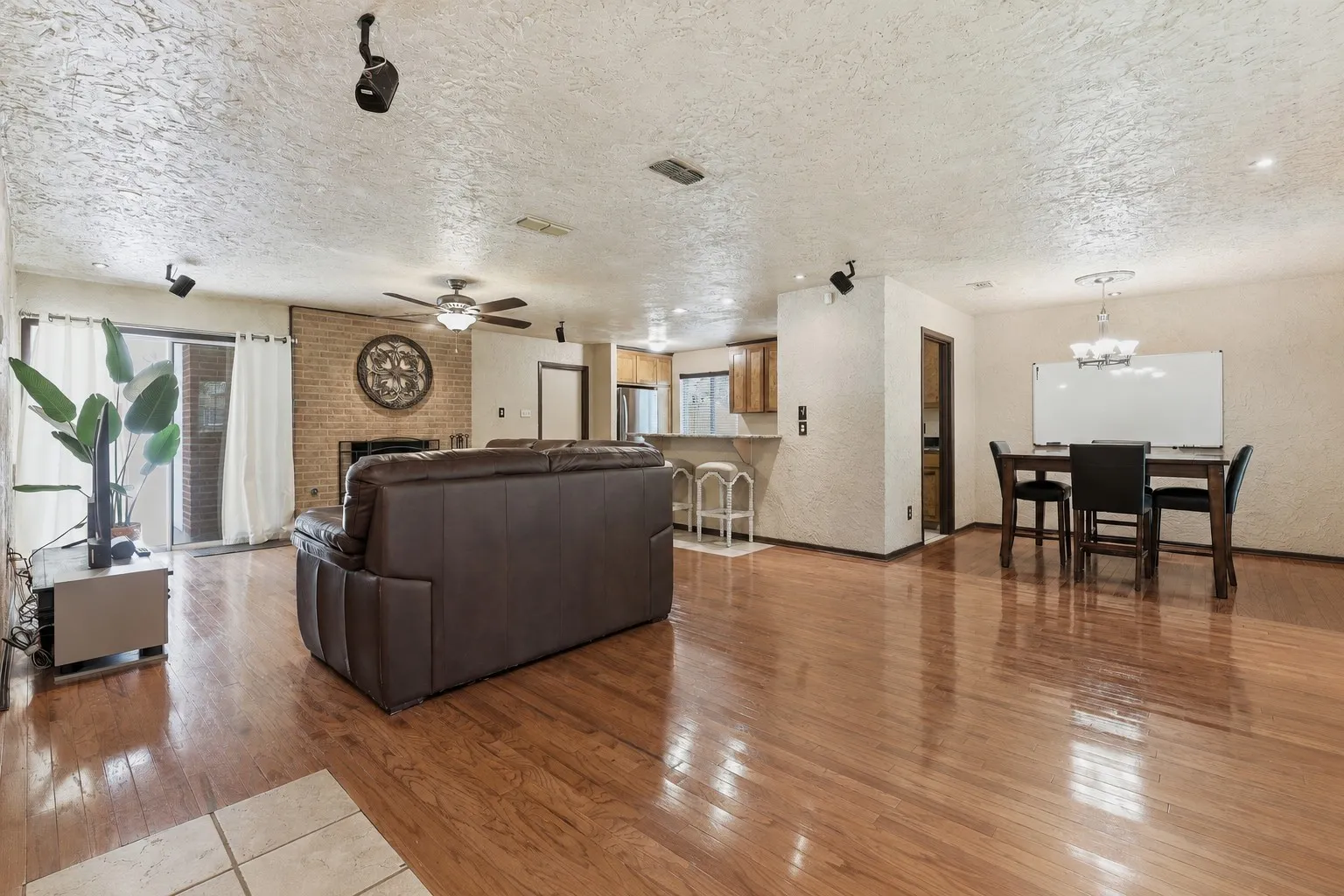 Single Family Residence For Sale in Tarrant County , 3702 Hastings Drive, Arlington, Texas 76013, 3 Bedroom, 2 Bathroom, 2 Garage spaces, 1,409 Sqft, built in 1965, mls#21339306, Real Estate Agent in Arlington, Homes For Sale in Tarrant county, Homes For Sale in Arlington, Realtor in Arlington Texas, Real Estate Brokerage Independent Realty Texas, Luminita Cordes Realtor