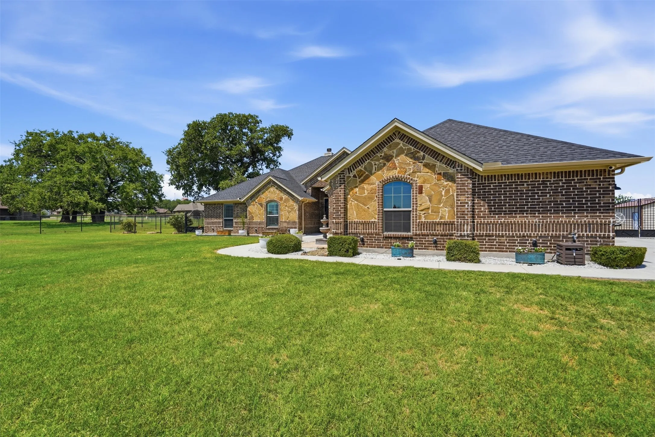 Single Family Residence For Sale in Parker County , 205 Lavender Court, Springtown, Texas 76082, 4 Bedroom, 2 Bathroom, 3 Garage spaces, 2,102 Sqft, built in 2017, mls#21338760, Real Estate Agent in Springtown, Homes For Sale in Parker county, Homes For Sale in Springtown, Realtor in Springtown Texas, Real Estate Brokerage Independent Realty Texas, Luminita Cordes Realtor