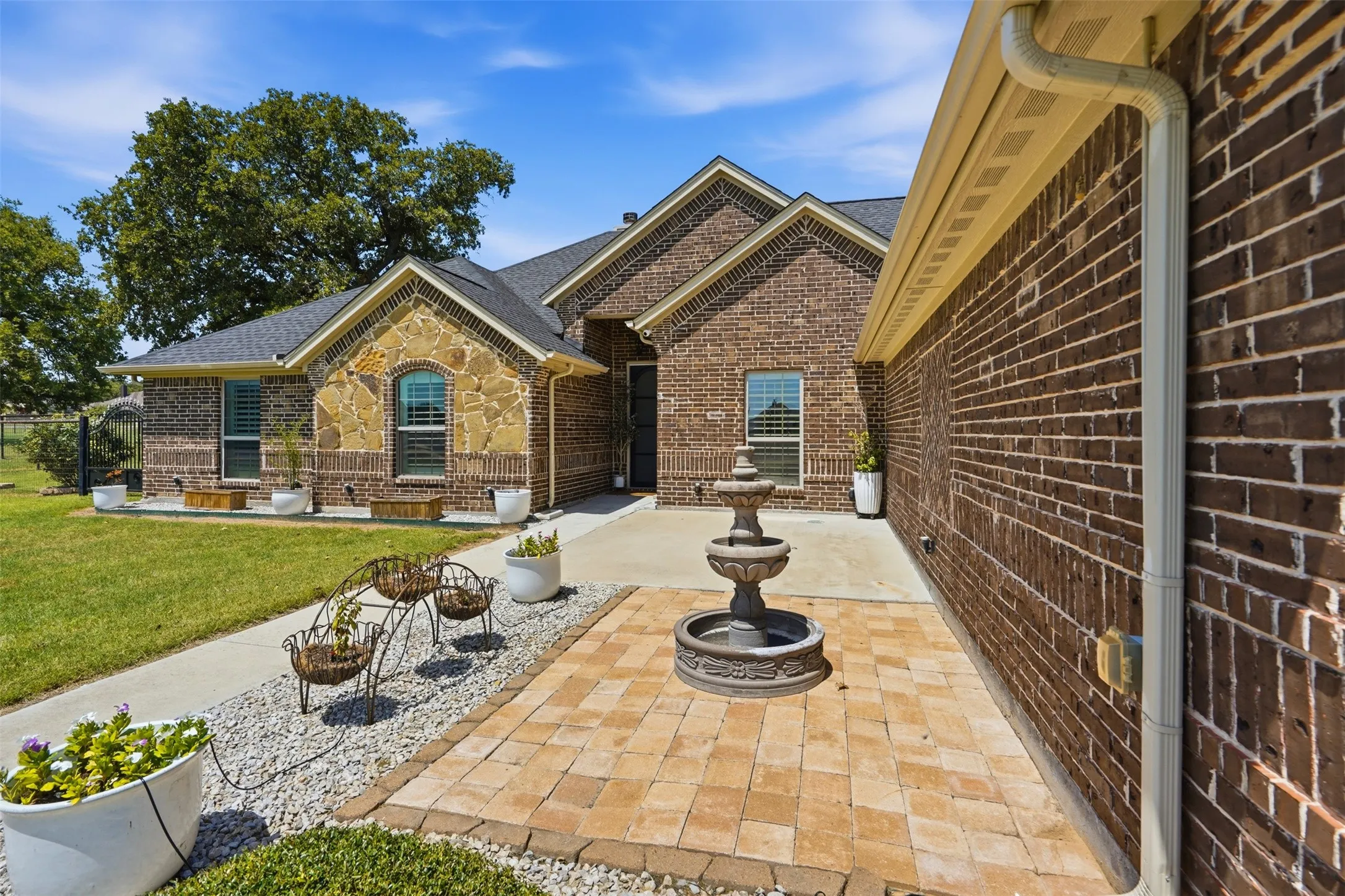 Single Family Residence For Sale in Parker County , 205 Lavender Court, Springtown, Texas 76082, 4 Bedroom, 2 Bathroom, 3 Garage spaces, 2,102 Sqft, built in 2017, mls#21338760, Real Estate Agent in Springtown, Homes For Sale in Parker county, Homes For Sale in Springtown, Realtor in Springtown Texas, Real Estate Brokerage Independent Realty Texas, Luminita Cordes Realtor