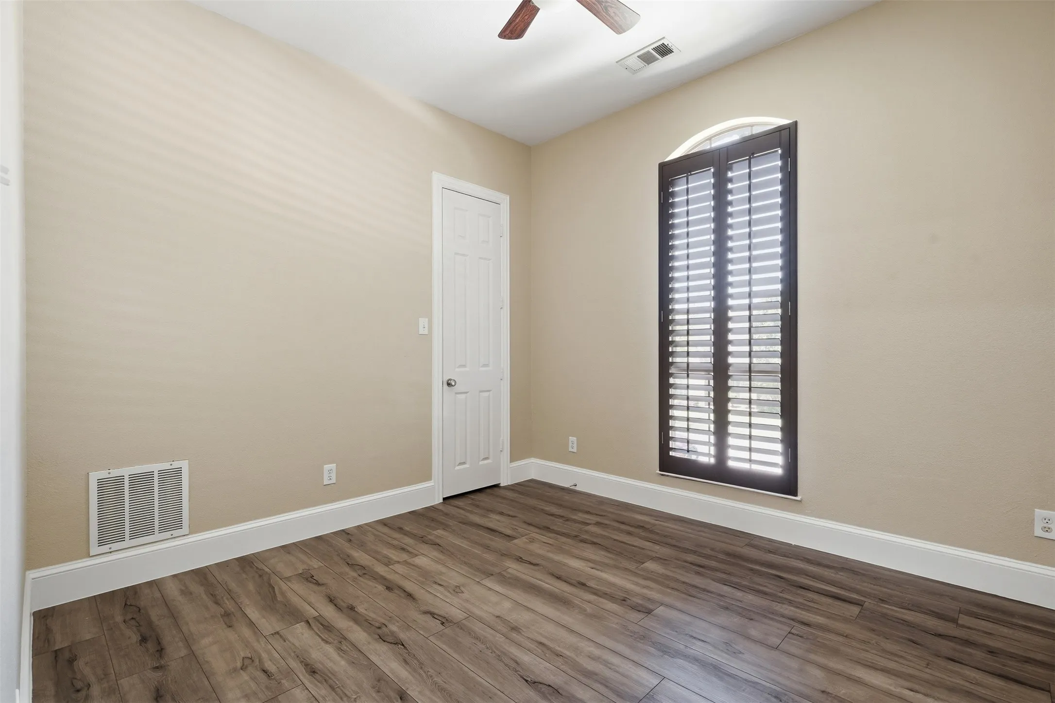 Single Family Residence For Sale in Denton County , 2310 Queen Morgan Lane, Lewisville, Texas 75056, 3 Bedroom, 3 Bathroom, 2 Garage spaces, 2,999 Sqft, built in 2004, mls#21339669, Real Estate Agent in Lewisville, Homes For Sale in Denton county, Homes For Sale in Lewisville, Realtor in Lewisville Texas, Real Estate Brokerage Independent Realty Texas, Luminita Cordes Realtor