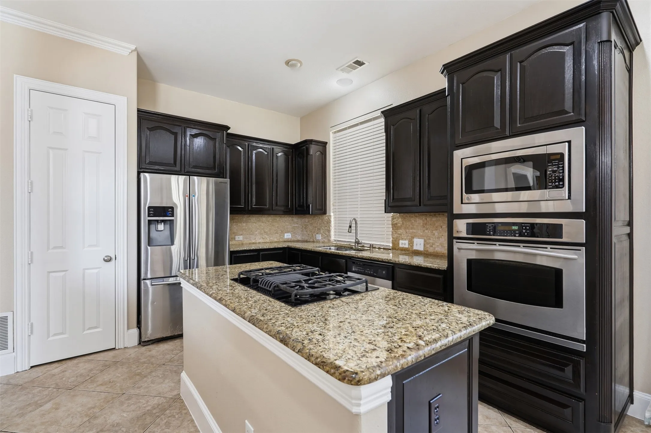 Single Family Residence For Sale in Denton County , 2310 Queen Morgan Lane, Lewisville, Texas 75056, 3 Bedroom, 3 Bathroom, 2 Garage spaces, 2,999 Sqft, built in 2004, mls#21339669, Real Estate Agent in Lewisville, Homes For Sale in Denton county, Homes For Sale in Lewisville, Realtor in Lewisville Texas, Real Estate Brokerage Independent Realty Texas, Luminita Cordes Realtor