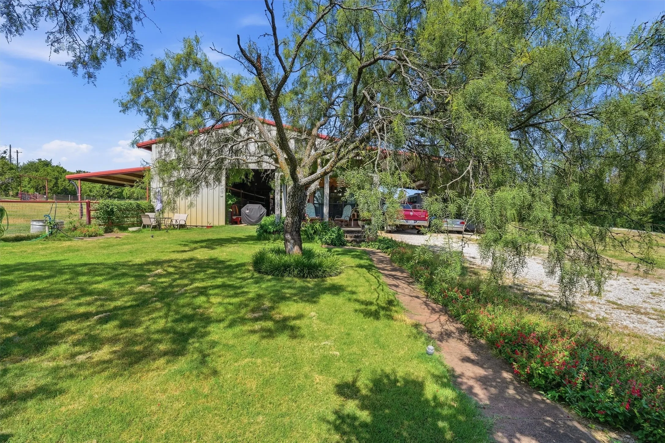 Single Family Residence For Sale in Parker County , 3790 Zion Hill Loop, Weatherford, Texas 76088, 2 Bedroom, 2 Bathroom, 1 Garage spaces, 900 Sqft, built in 2005, mls#21339363, Real Estate Agent in Weatherford, Homes For Sale in Parker county, Homes For Sale in Weatherford, Realtor in Weatherford Texas, Real Estate Brokerage Independent Realty Texas, Luminita Cordes Realtor