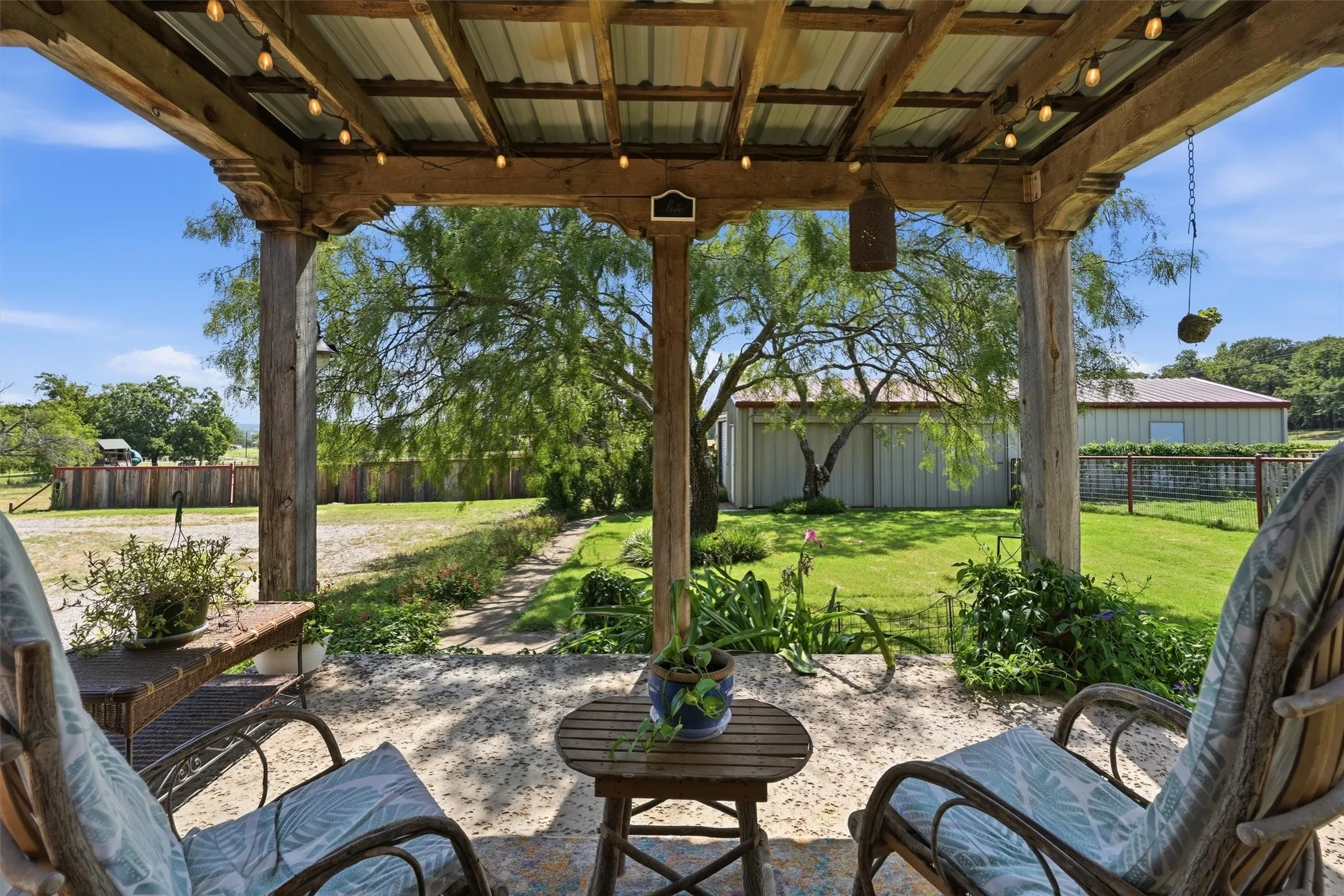 Single Family Residence For Sale in Parker County , 3790 Zion Hill Loop, Weatherford, Texas 76088, 2 Bedroom, 2 Bathroom, 1 Garage spaces, 900 Sqft, built in 2005, mls#21339363, Real Estate Agent in Weatherford, Homes For Sale in Parker county, Homes For Sale in Weatherford, Realtor in Weatherford Texas, Real Estate Brokerage Independent Realty Texas, Luminita Cordes Realtor